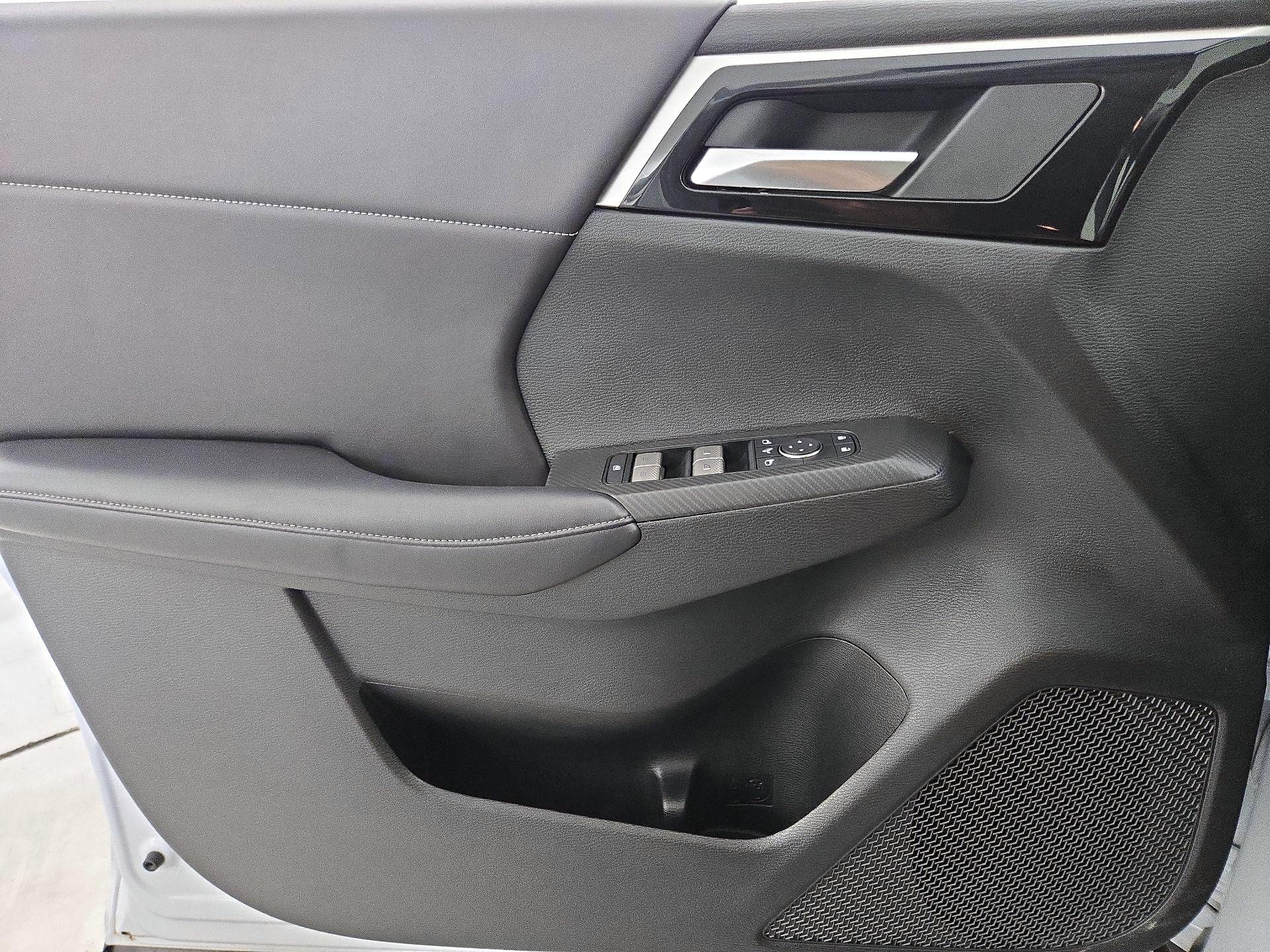 Thumbnail: 2023 Mitsubishi Outlander - 12