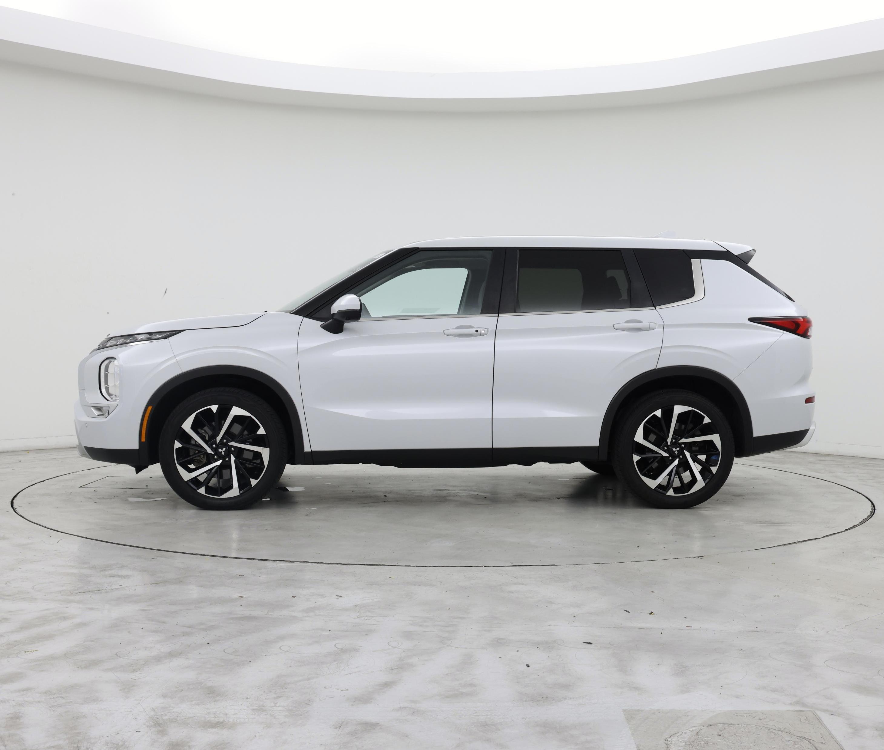 Thumbnail: 2023 Mitsubishi Outlander - 3