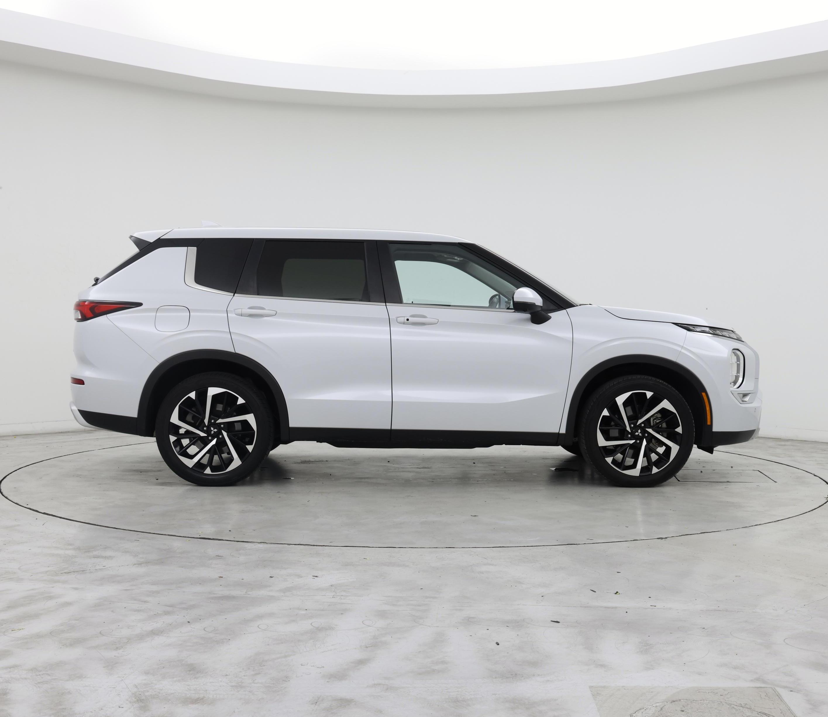 Thumbnail: 2023 Mitsubishi Outlander - 7