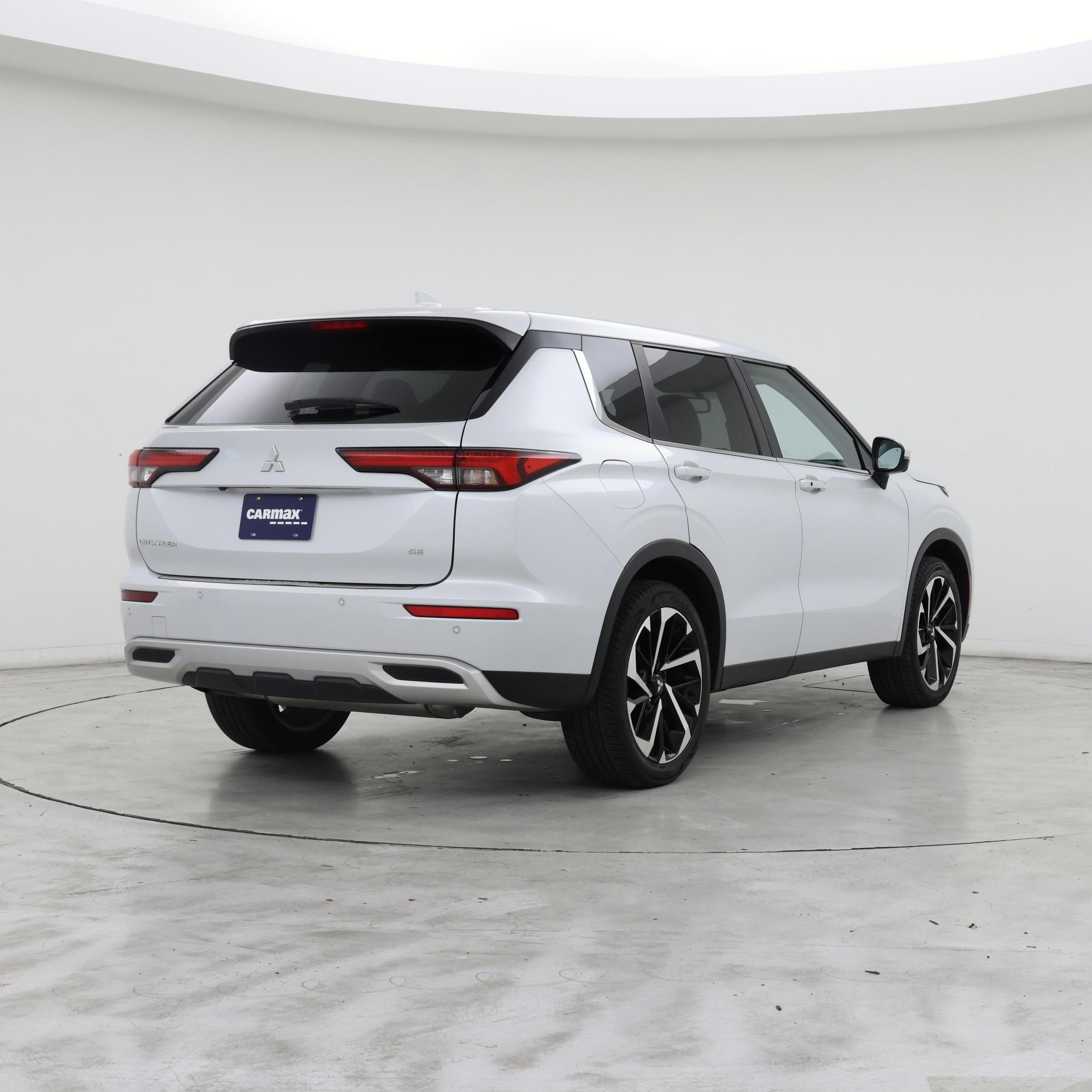 Thumbnail: 2023 Mitsubishi Outlander - 8