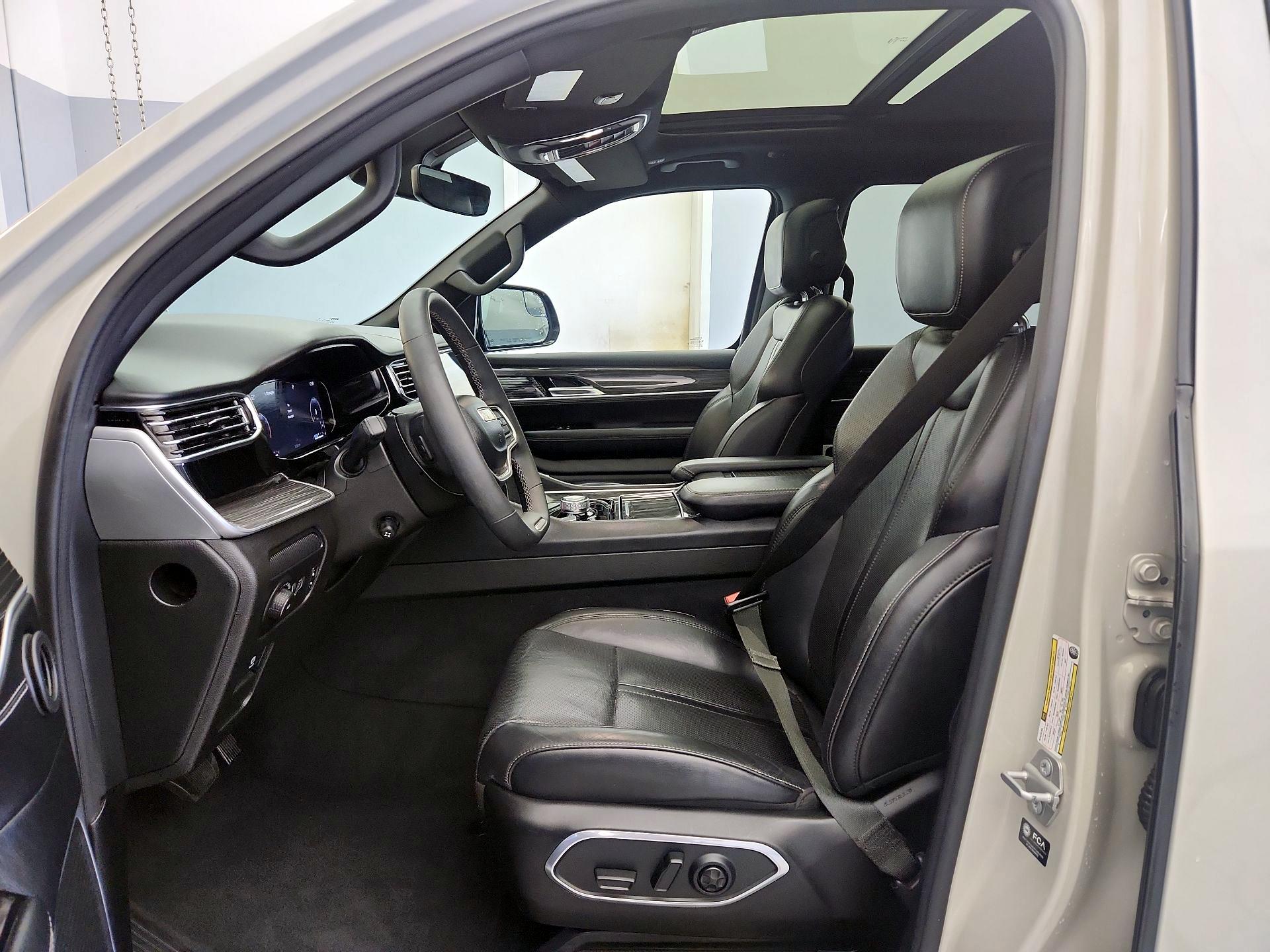 Thumbnail: 2022 Jeep Wagoneer - 11
