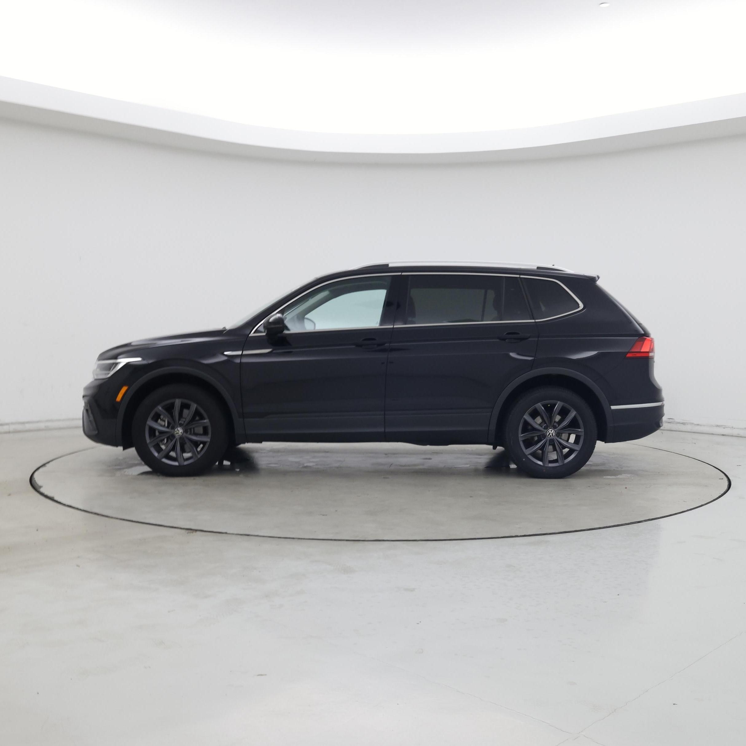 Thumbnail: 2022 Volkswagen Tiguan - 3
