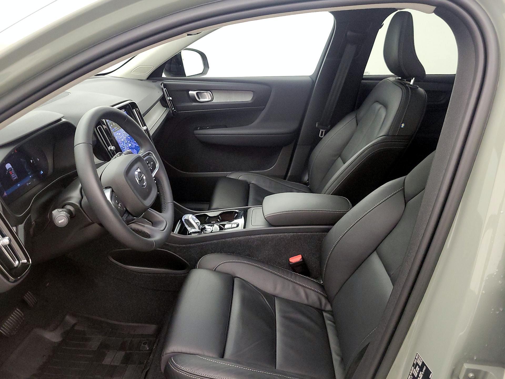 Thumbnail: 2023 Volvo XC40 - 11