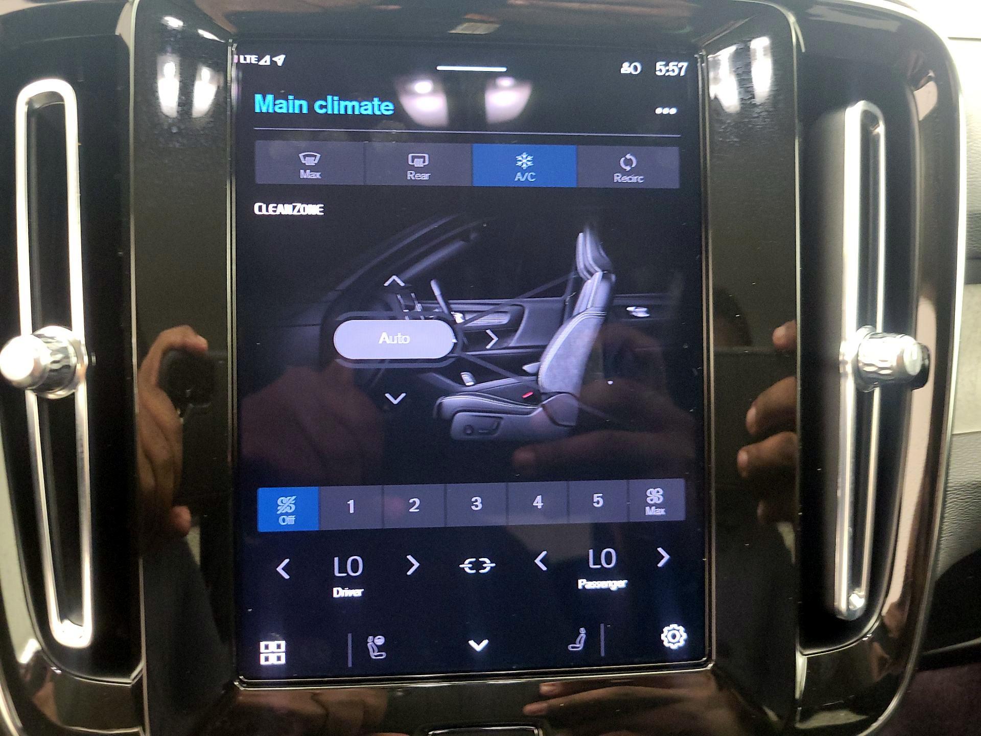 Thumbnail: 2023 Volvo XC40 - 16
