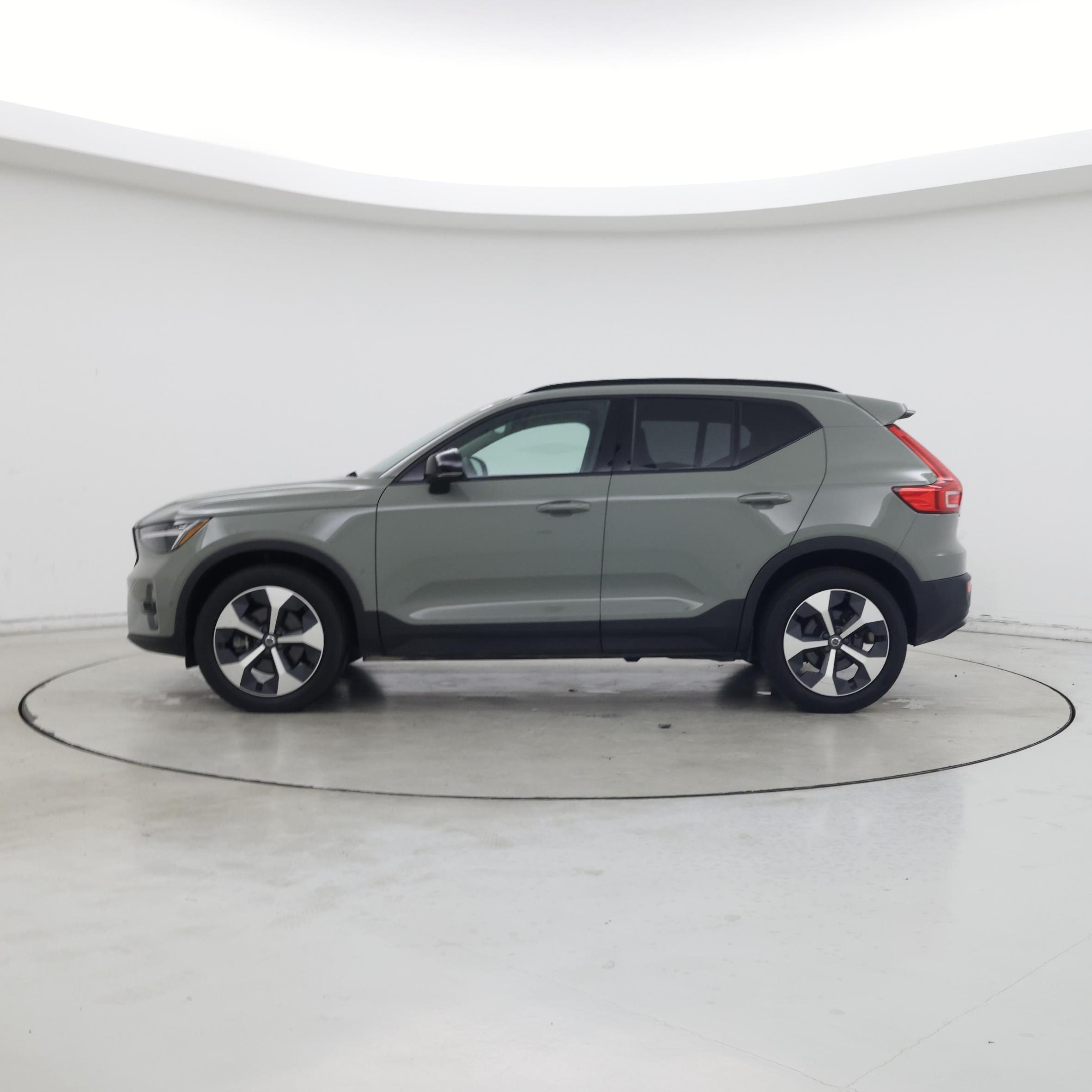 Thumbnail: 2023 Volvo XC40 - 3