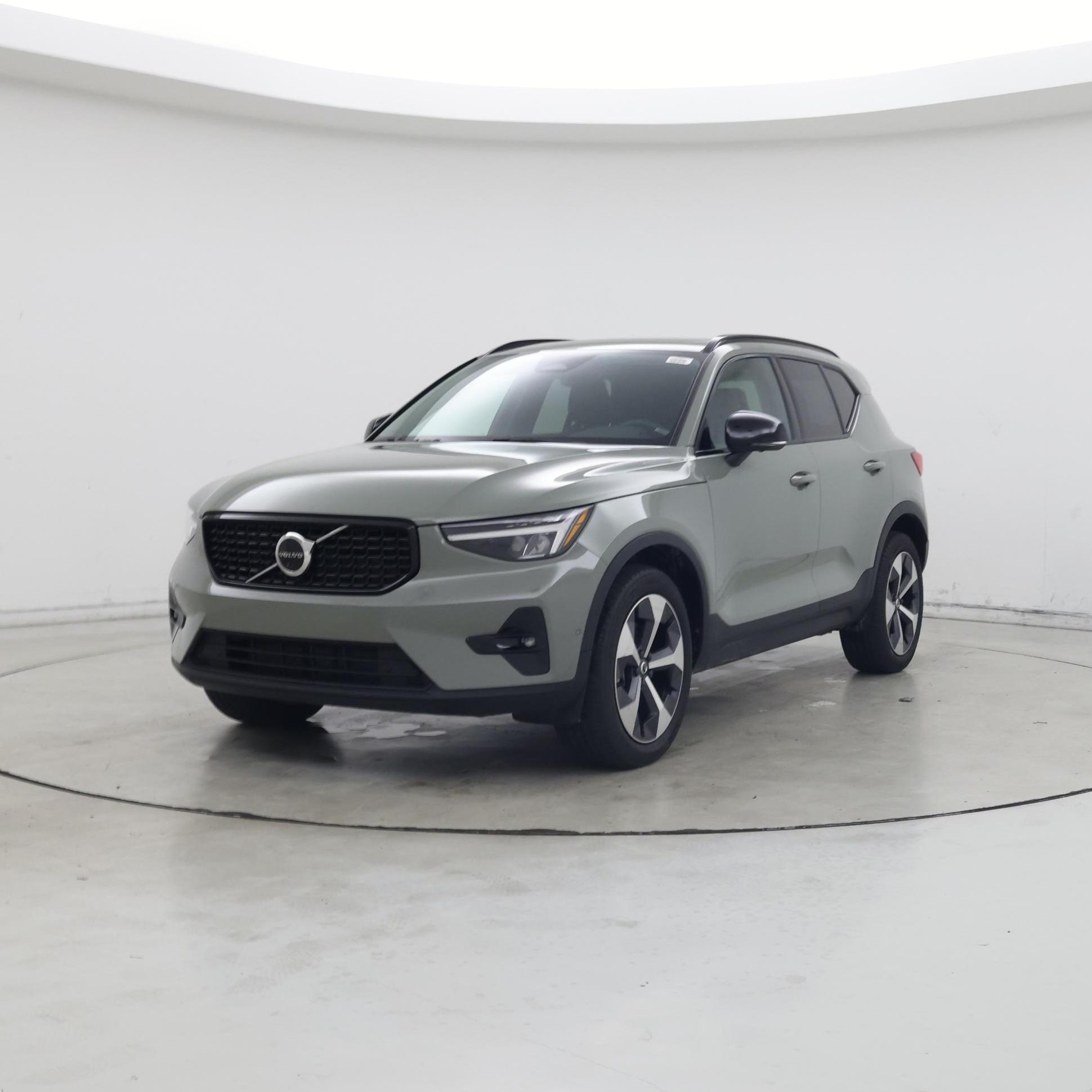 Thumbnail: 2023 Volvo XC40 - 4