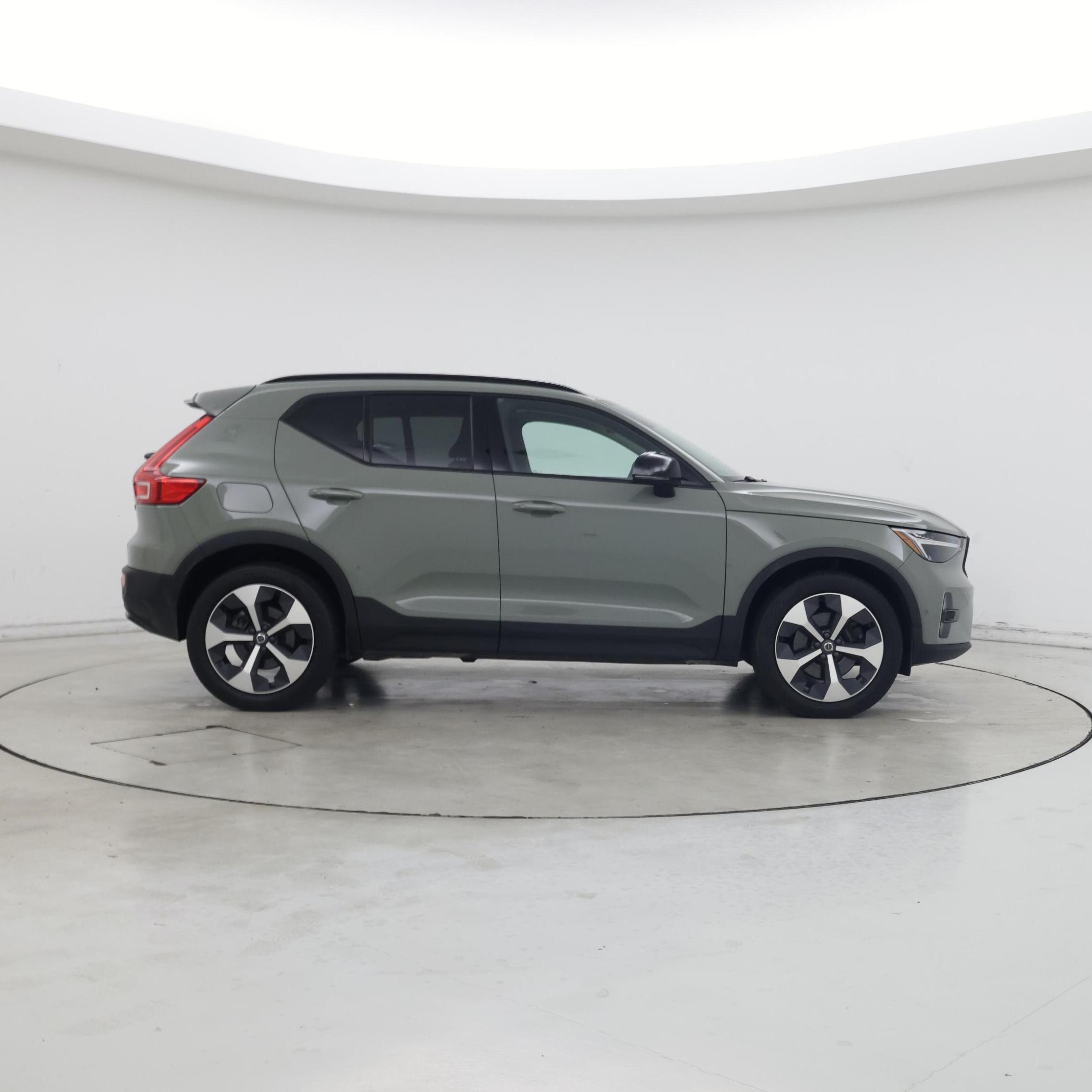 Thumbnail: 2023 Volvo XC40 - 7