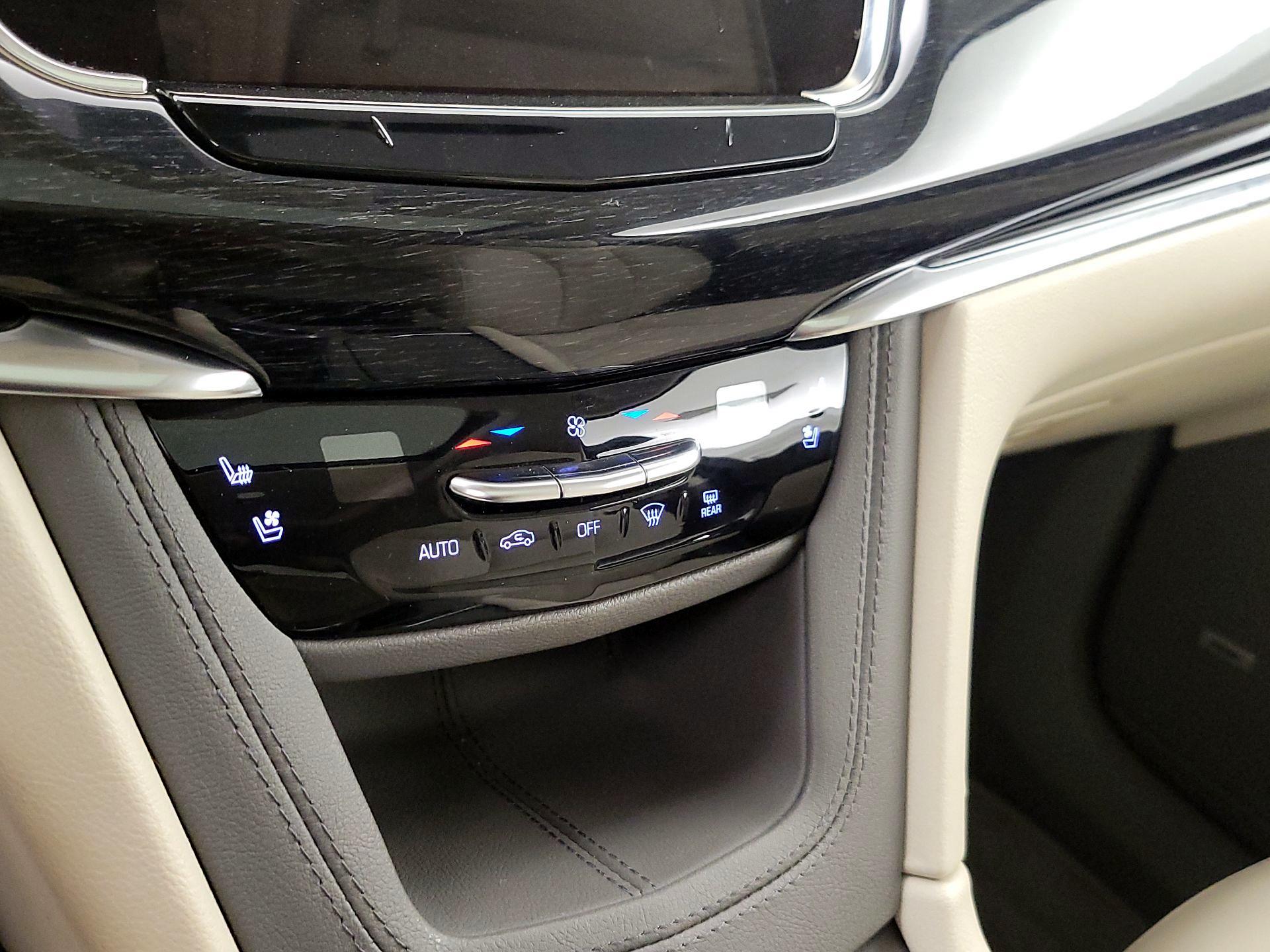 Thumbnail: 2022 Cadillac XT6 - 16