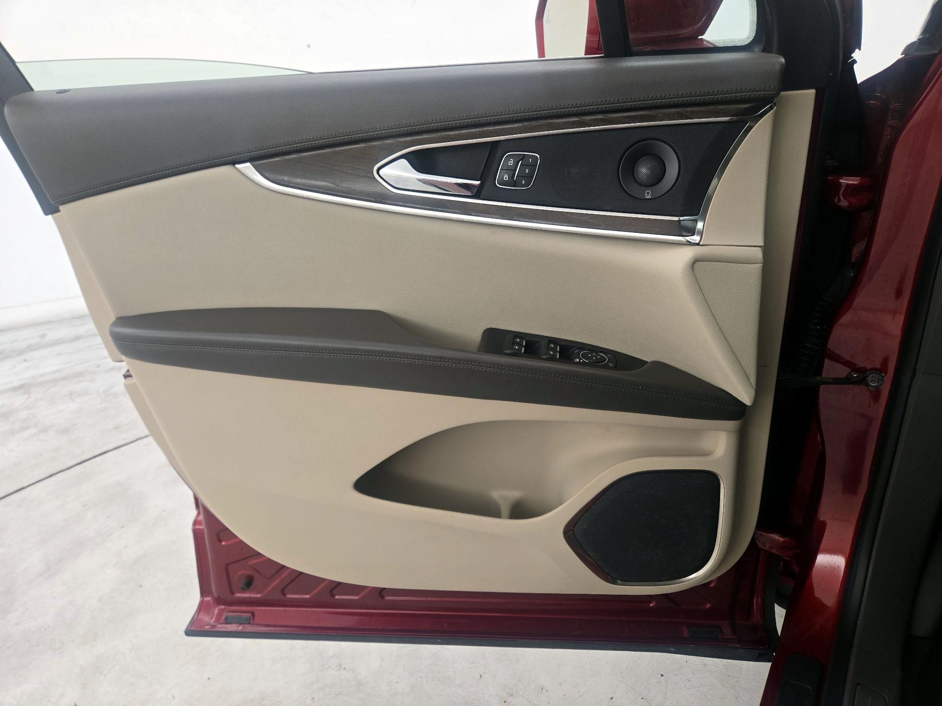 Thumbnail: 2019 Lincoln Nautilus - 12
