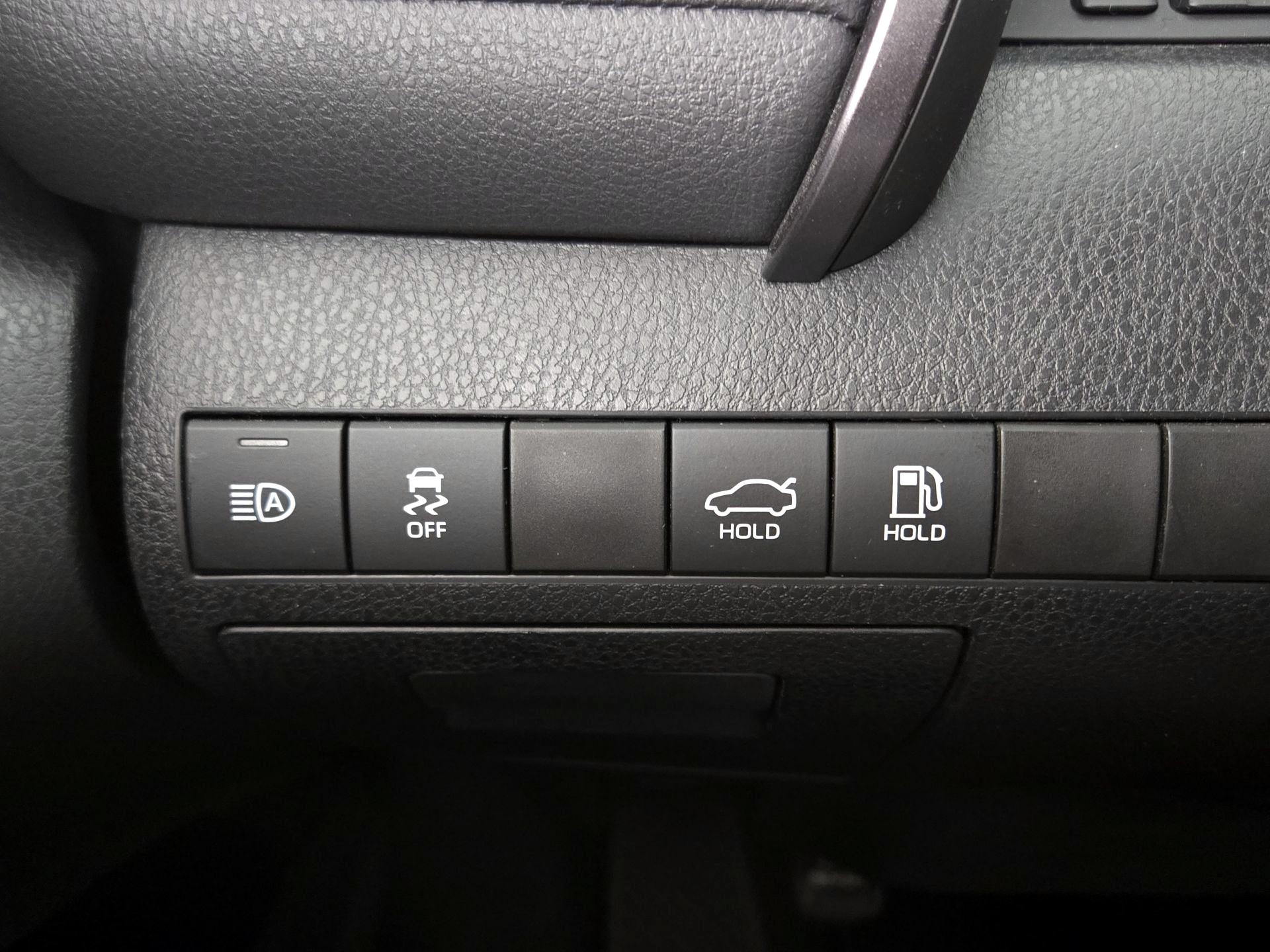 Thumbnail: 2019 Toyota Camry - 13