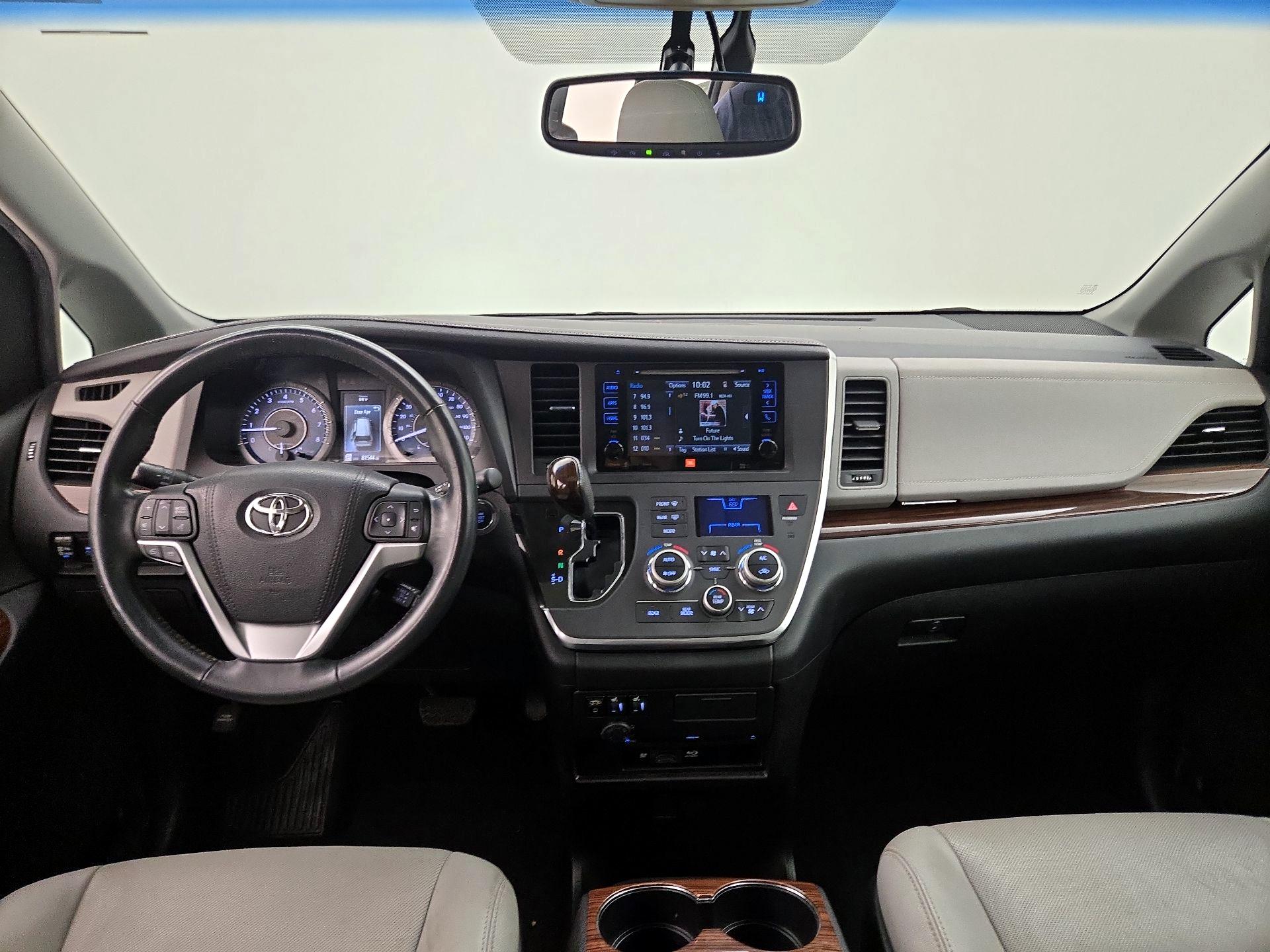 Thumbnail: 2016 Toyota Sienna - 9