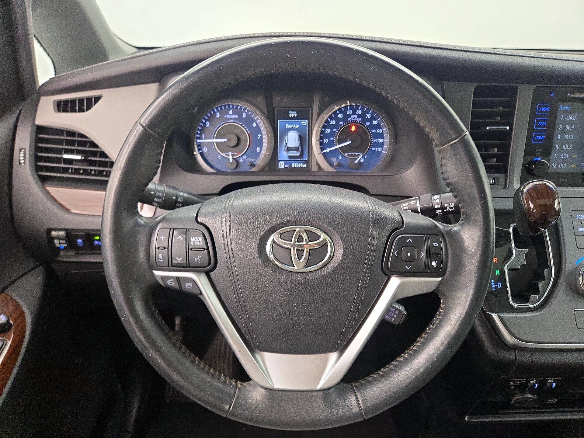 Thumbnail: 2016 Toyota Sienna - 10