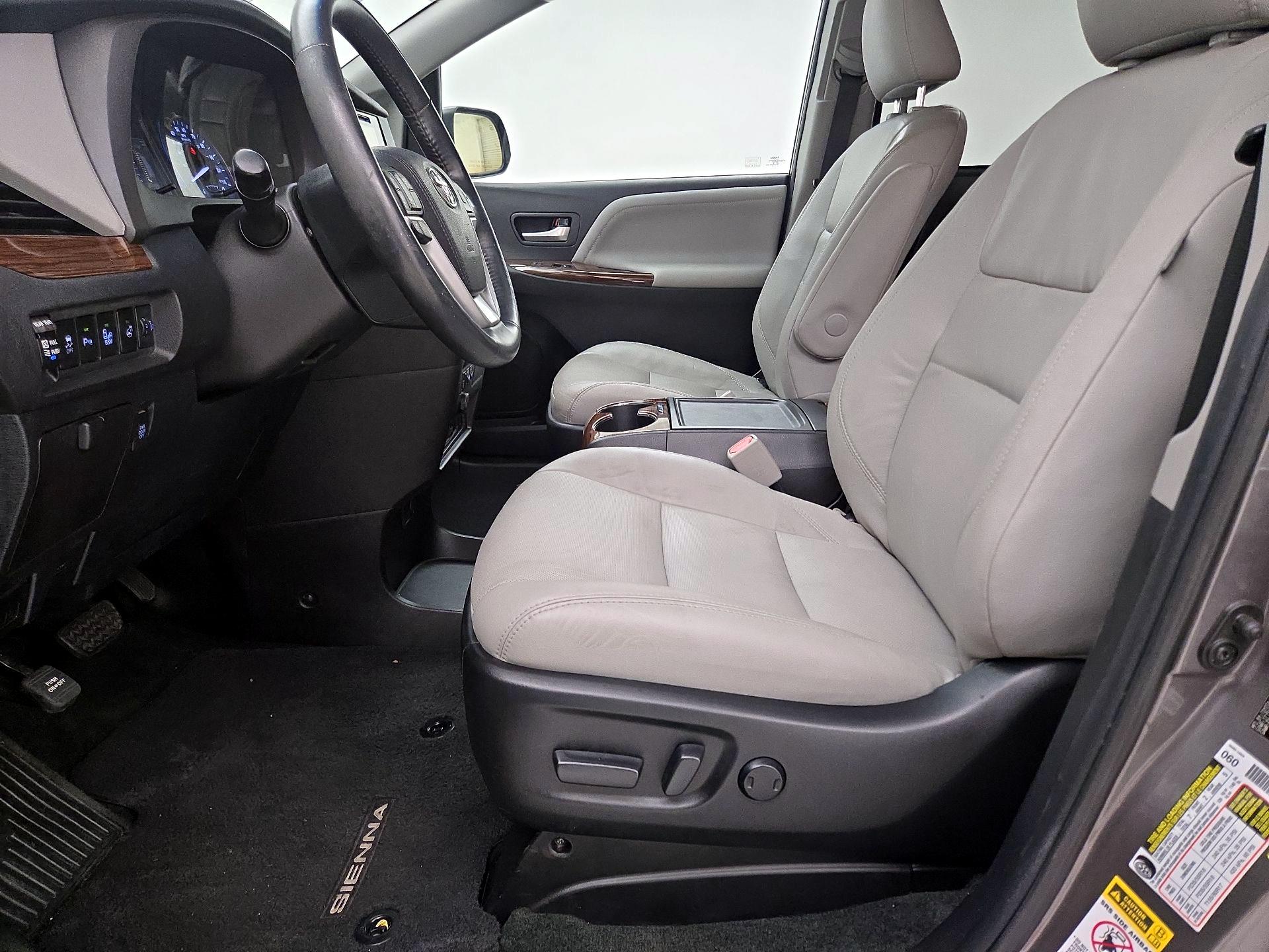 Thumbnail: 2016 Toyota Sienna - 11