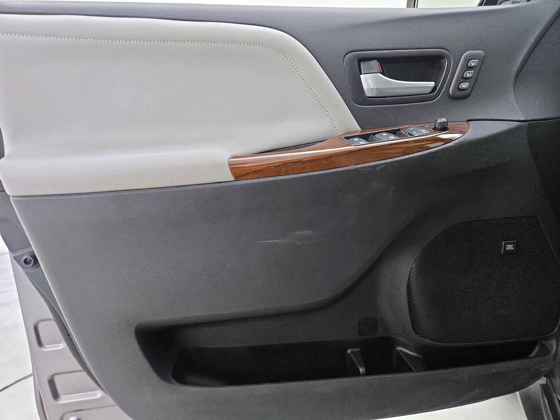 Thumbnail: 2016 Toyota Sienna - 12