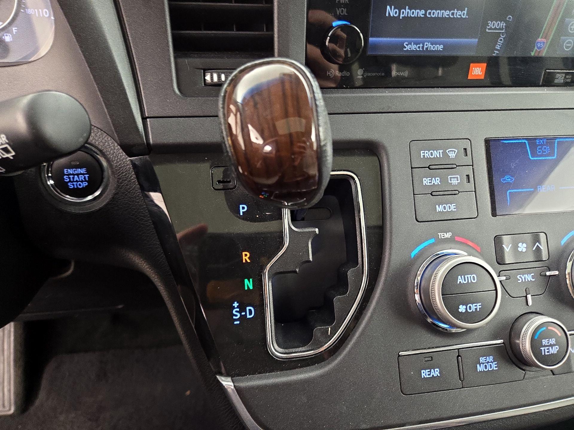 Thumbnail: 2016 Toyota Sienna - 17