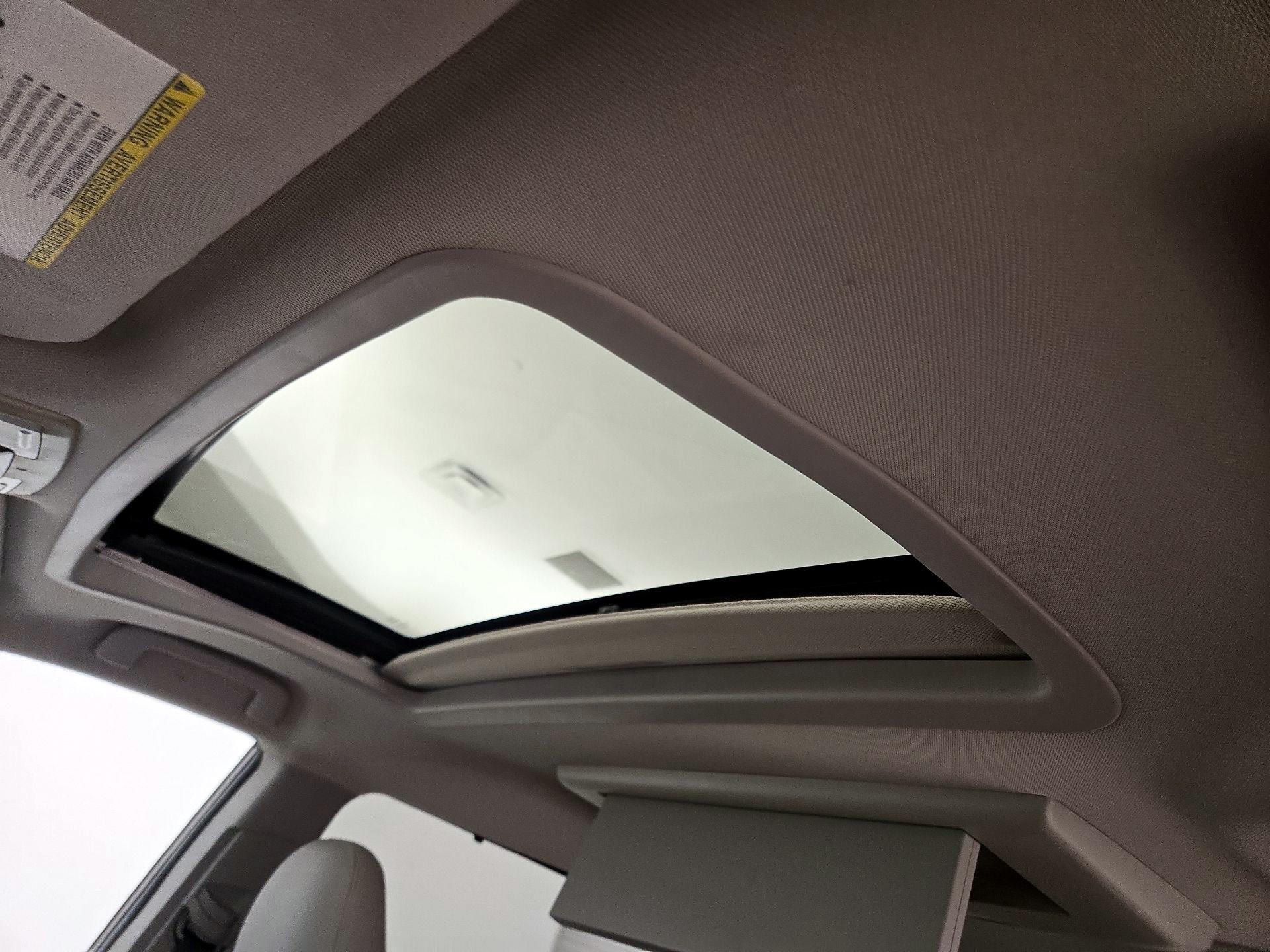Thumbnail: 2016 Toyota Sienna - 19