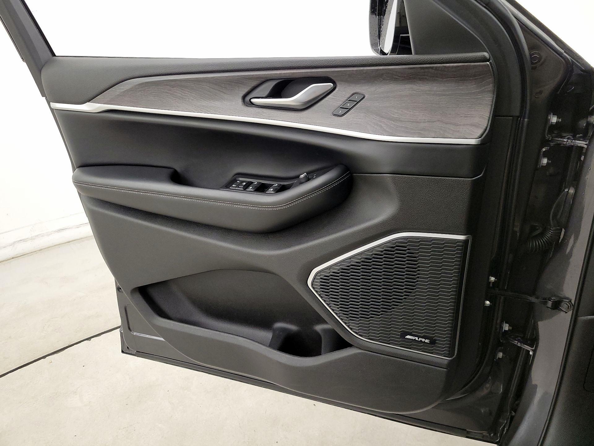 Thumbnail: 2022 Jeep Grand Cherokee - 12