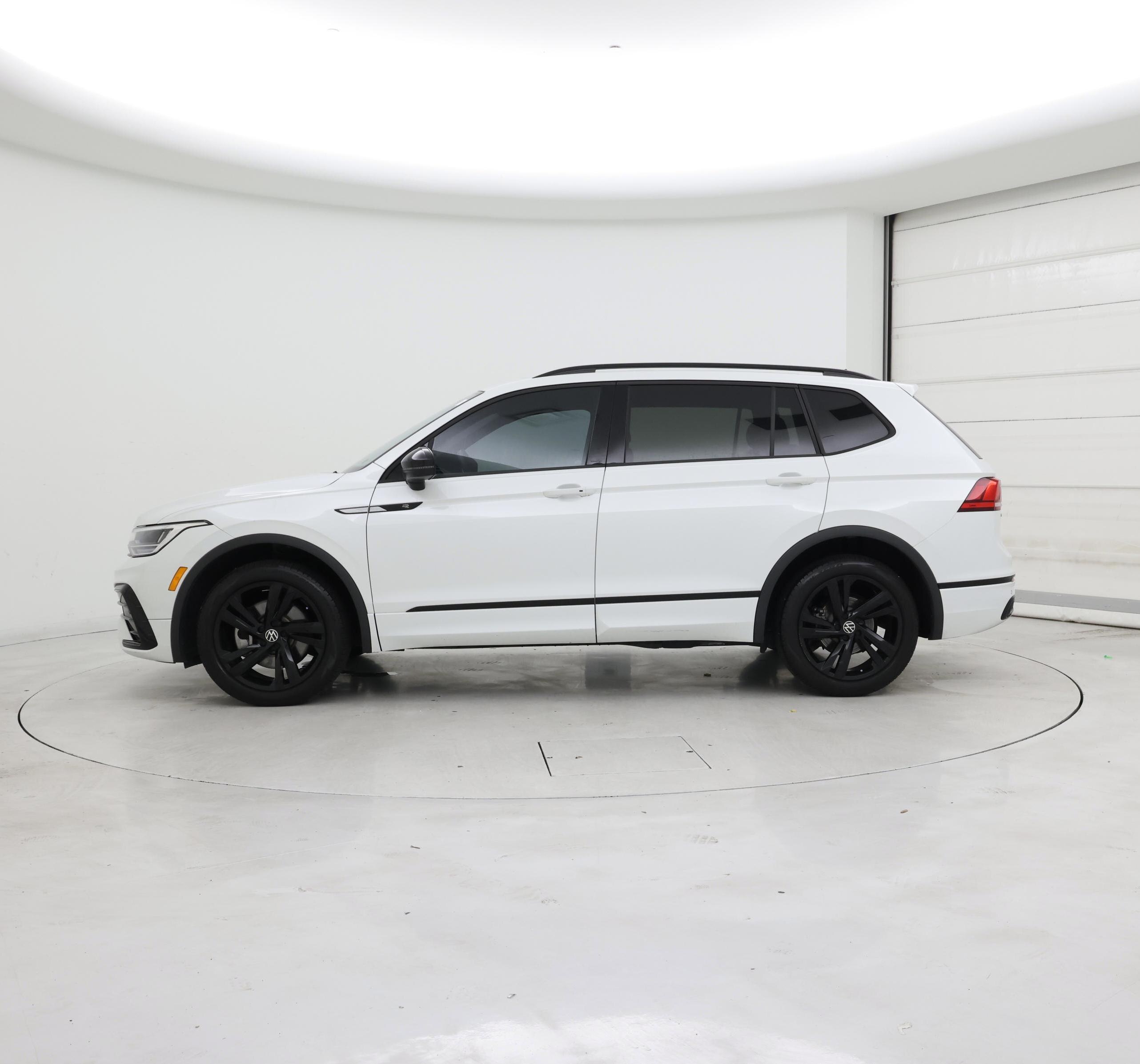 Thumbnail: 2023 Volkswagen Tiguan - 3