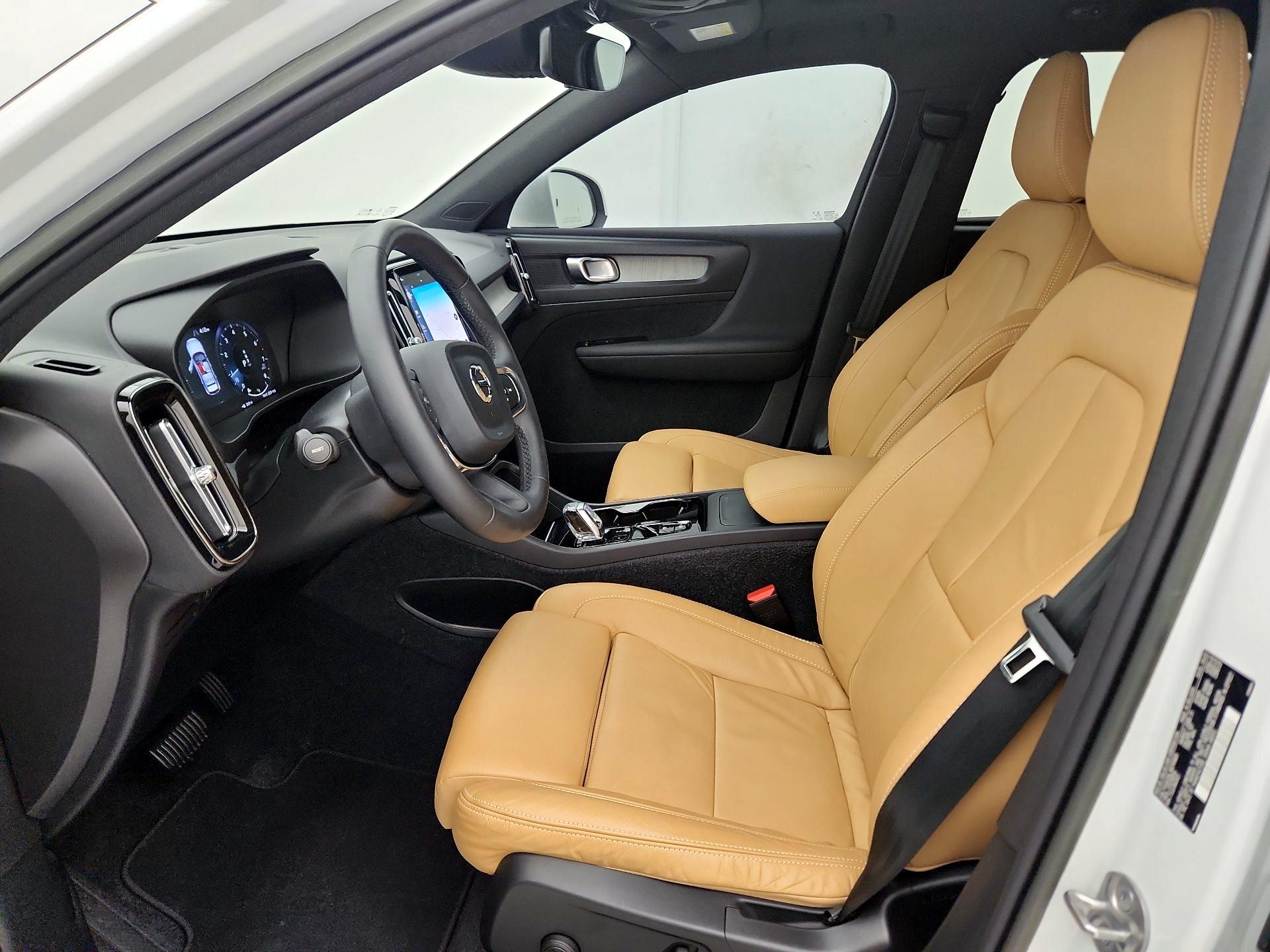 Thumbnail: 2022 Volvo XC40 - 11