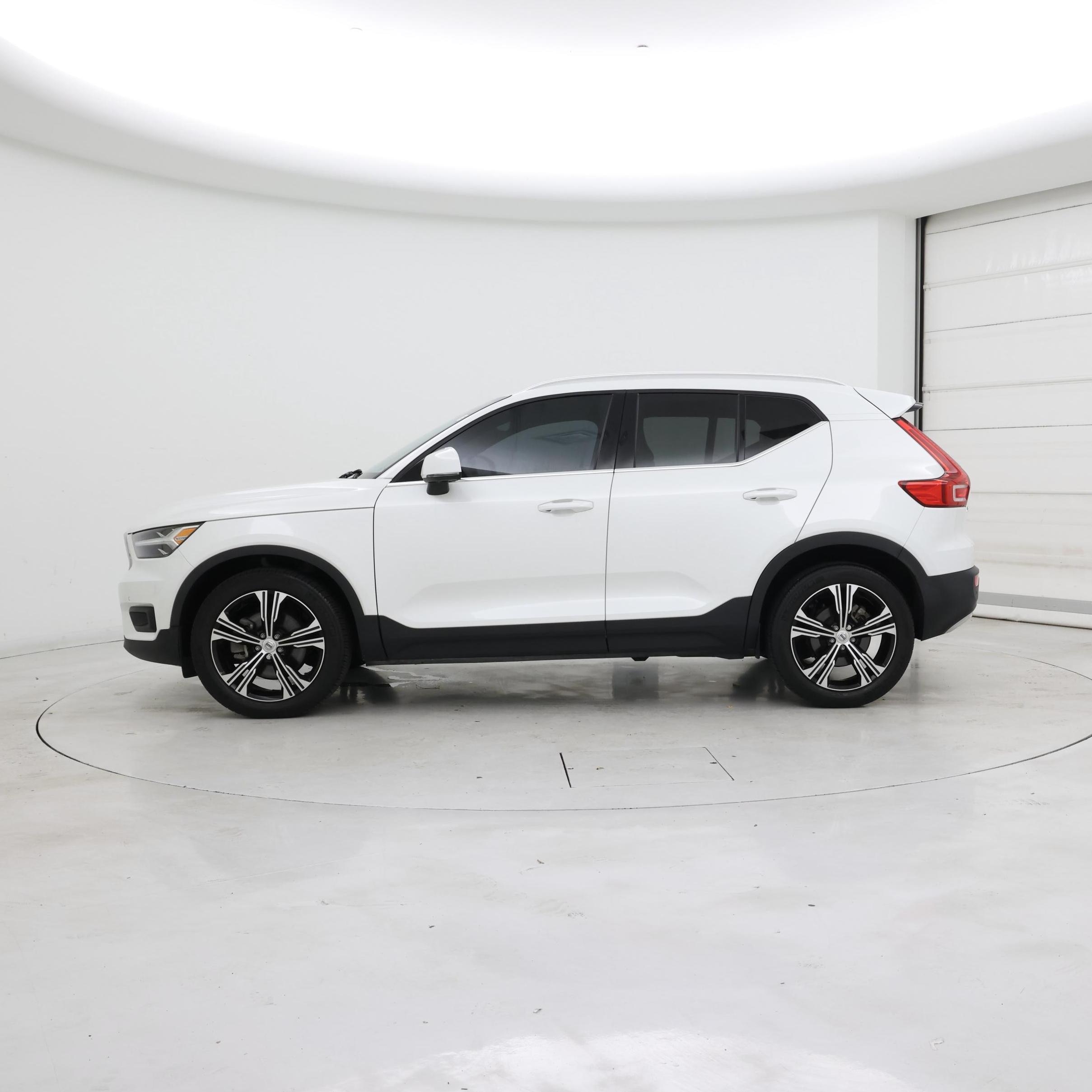 Thumbnail: 2022 Volvo XC40 - 3