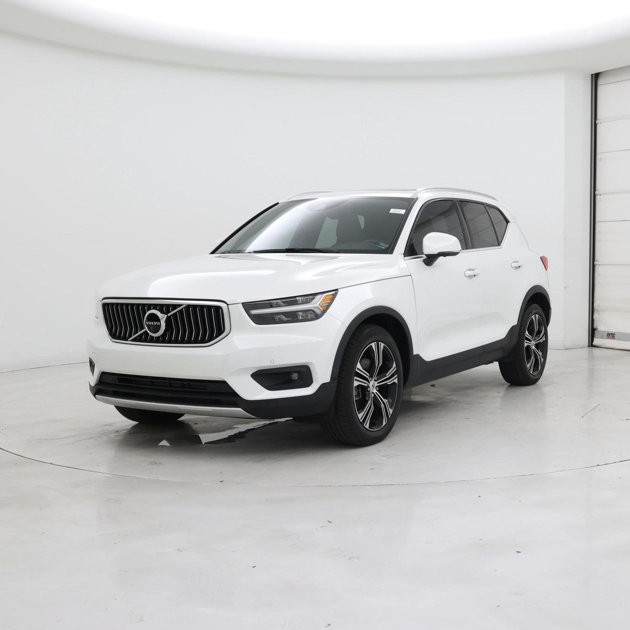 Thumbnail: 2022 Volvo XC40 - 4
