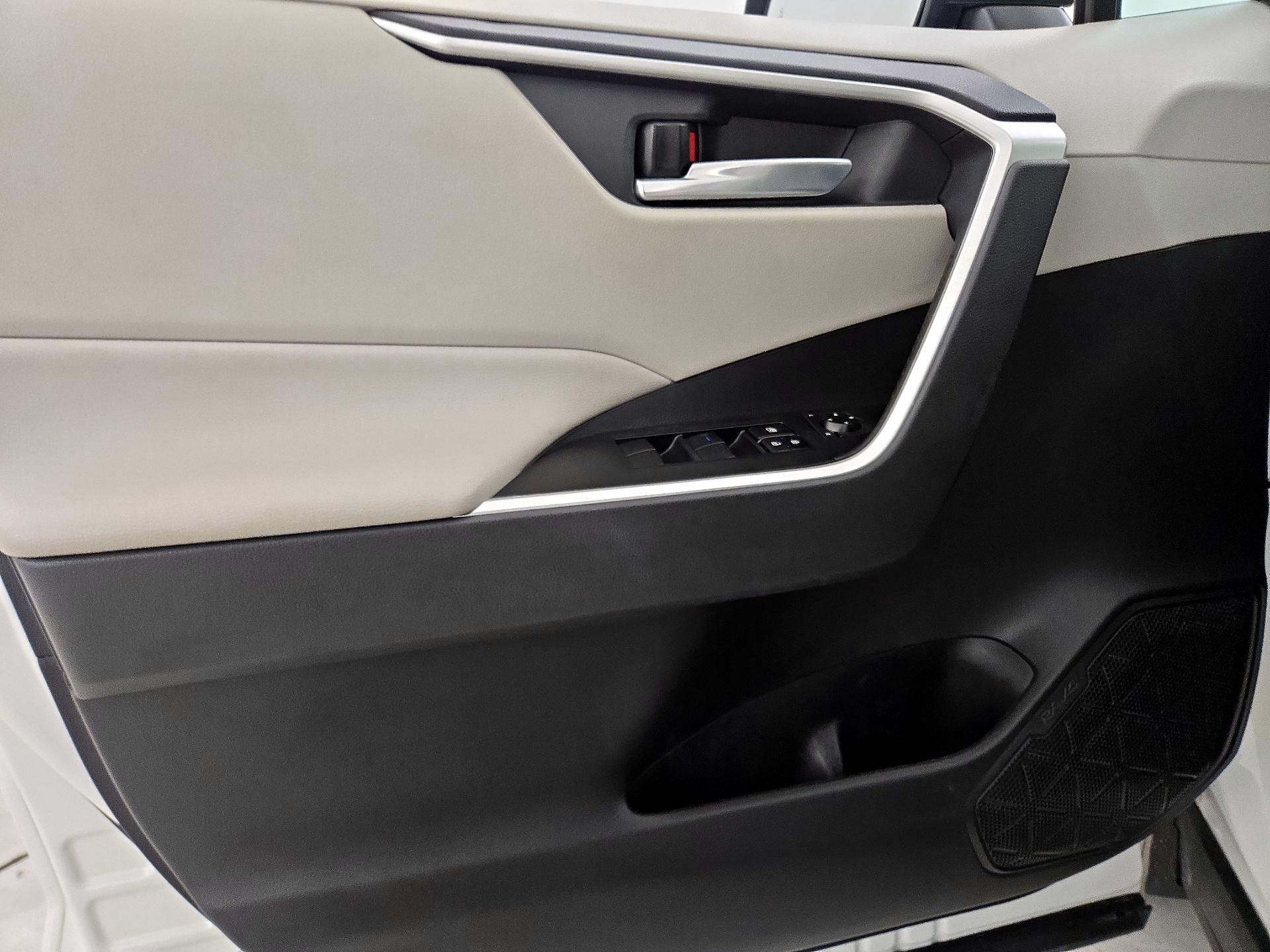 Thumbnail: 2020 Toyota RAV4 - 12