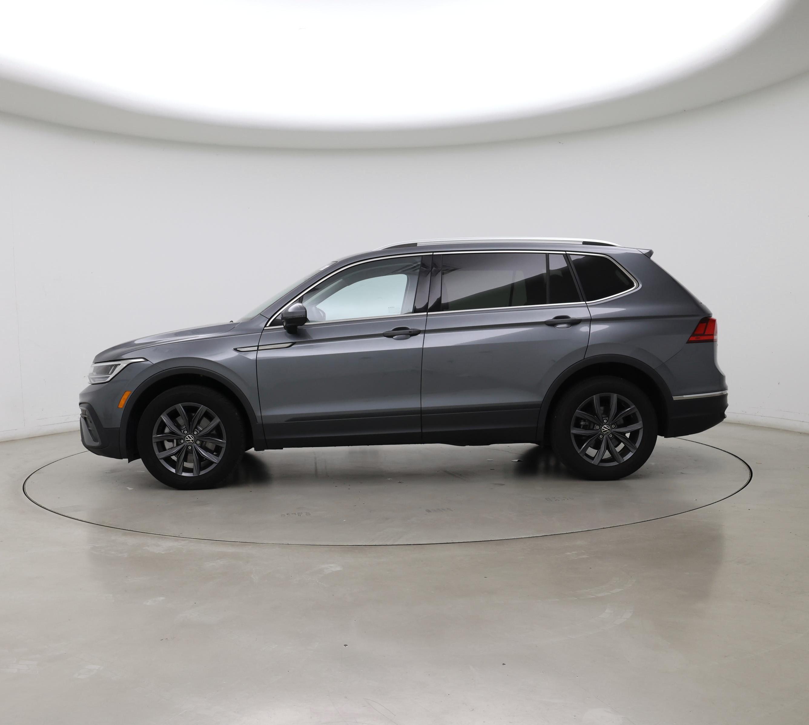 Thumbnail: 2022 Volkswagen Tiguan - 3