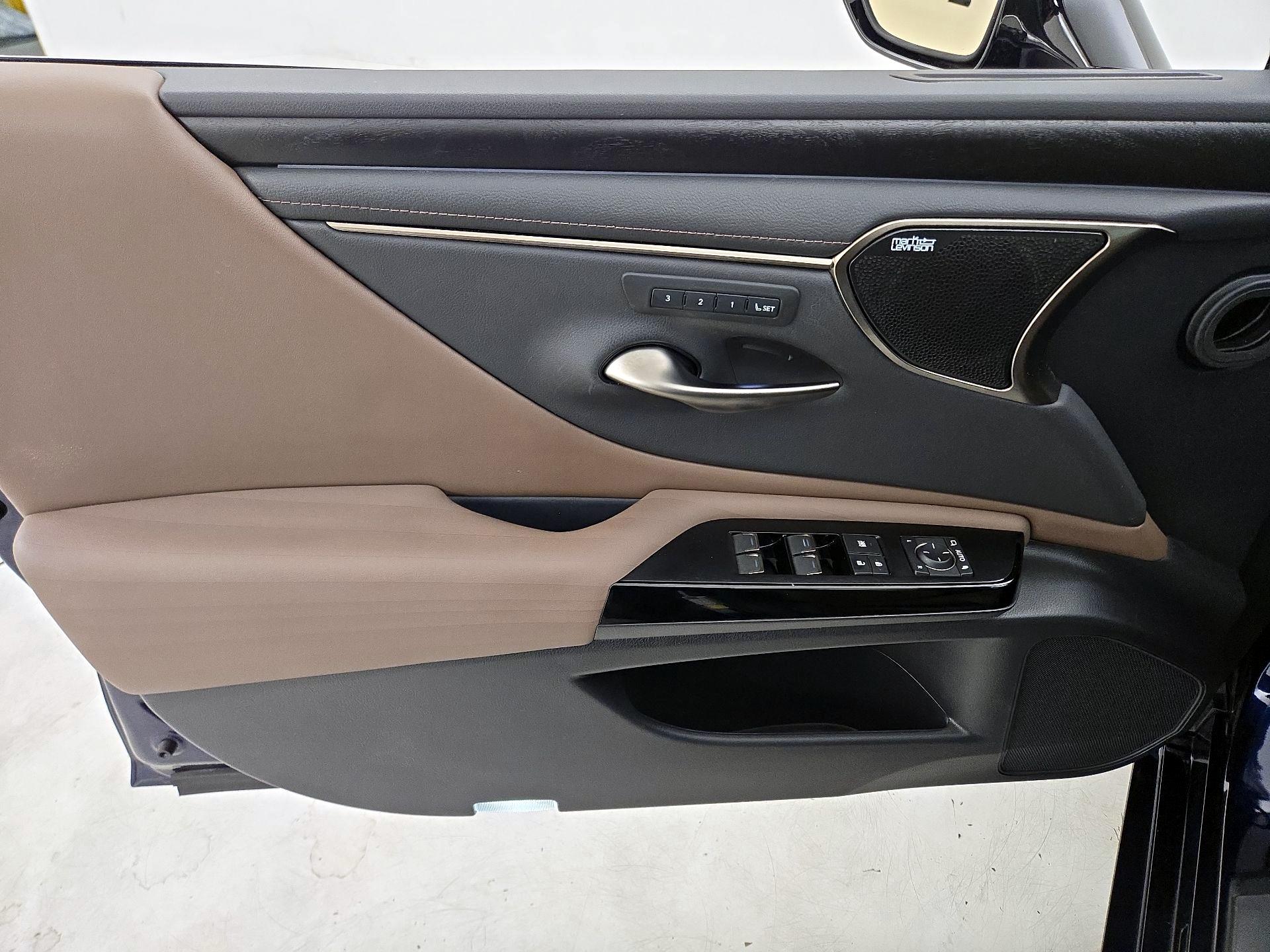 Thumbnail: 2022 Lexus ES - 12