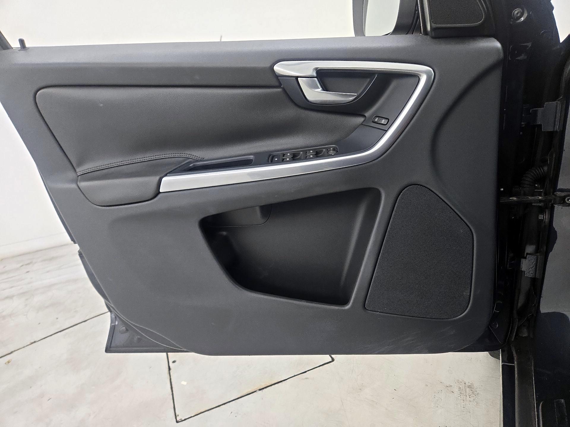 Thumbnail: 2015 Volvo XC60 - 12