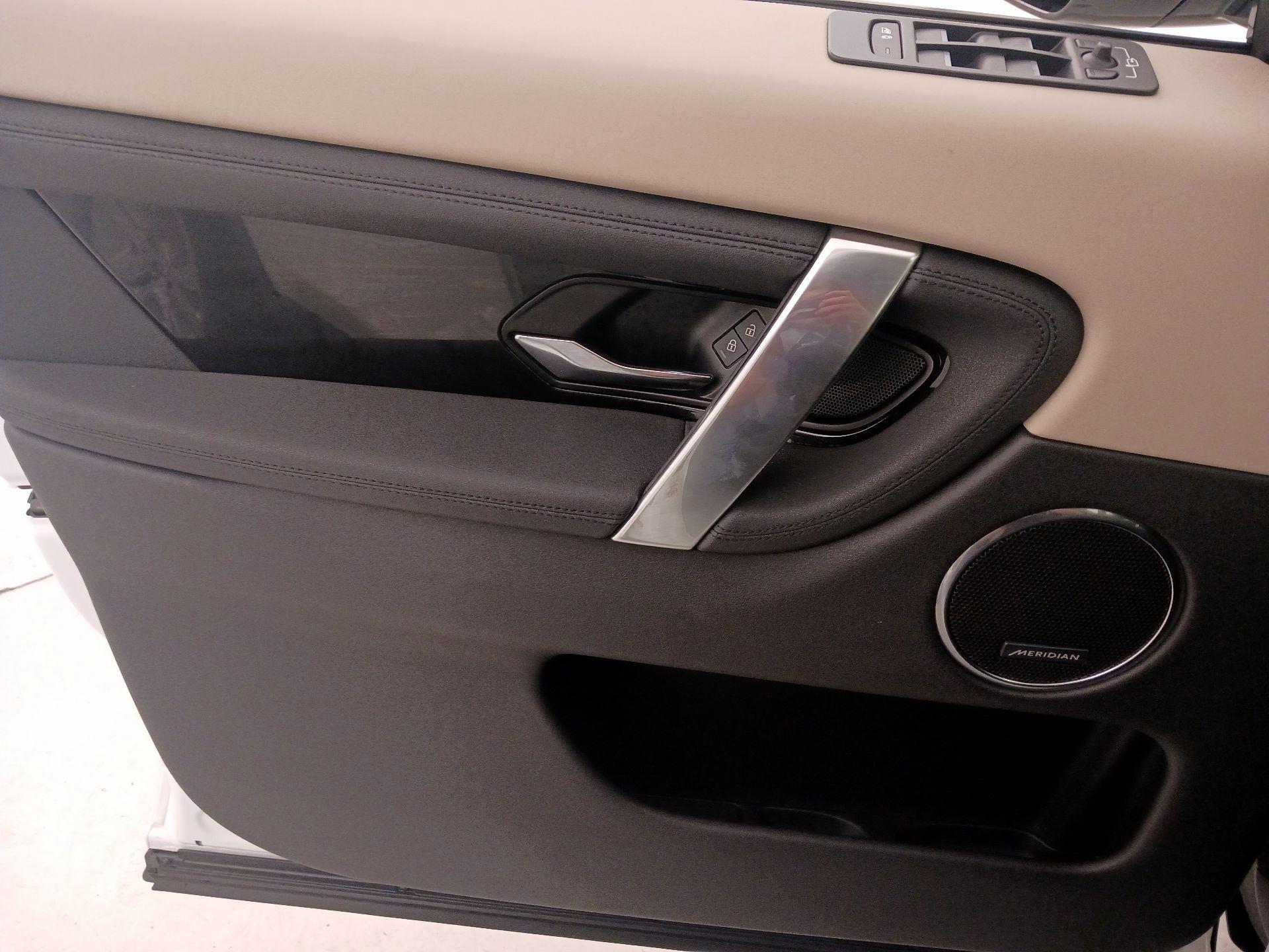 Thumbnail: 2022 Land Rover Discovery Sport - 12