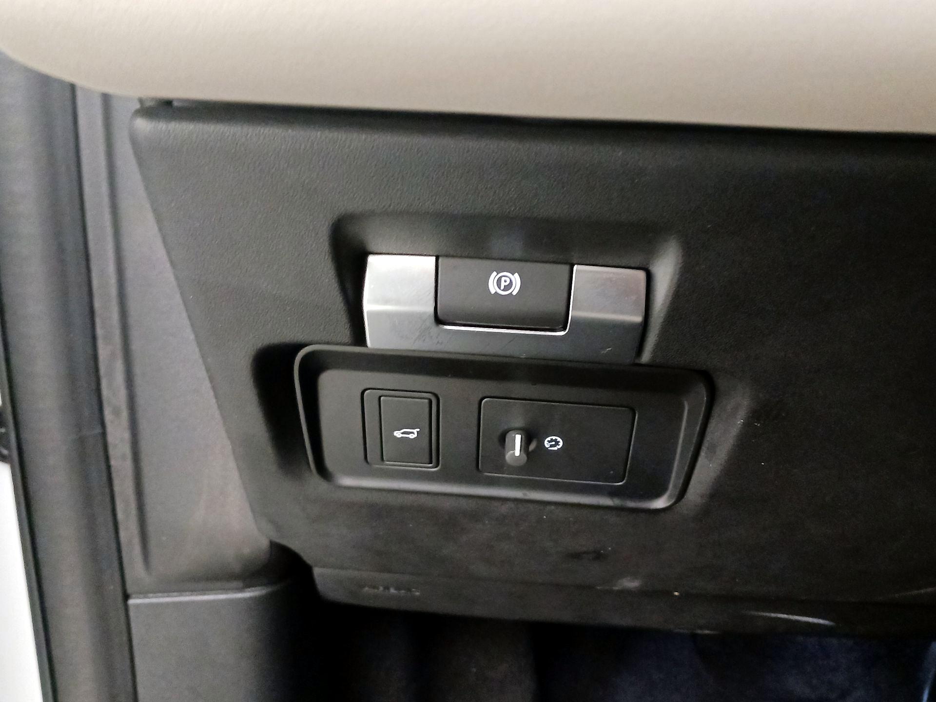 Thumbnail: 2022 Land Rover Discovery Sport - 13