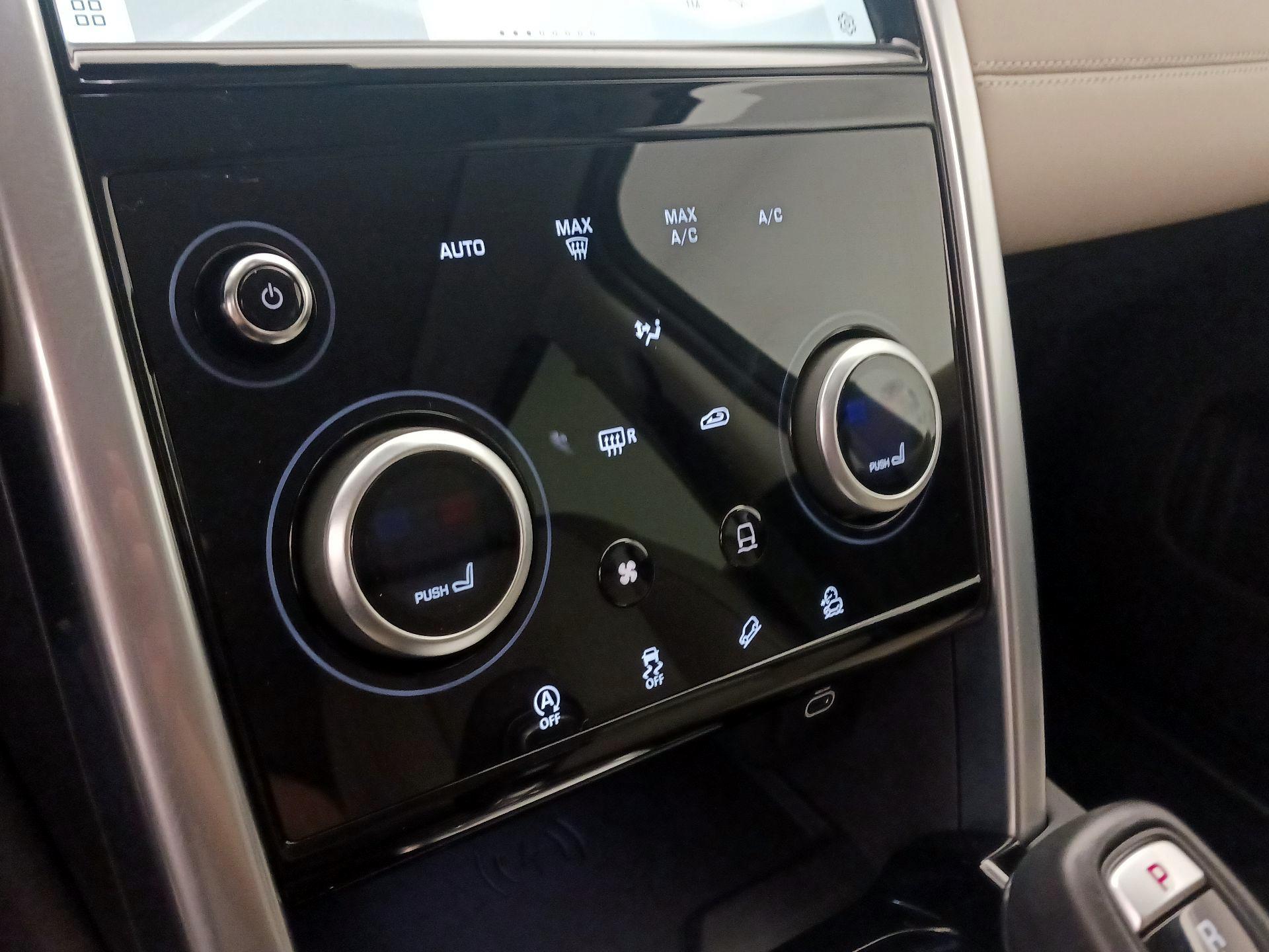 Thumbnail: 2022 Land Rover Discovery Sport - 17