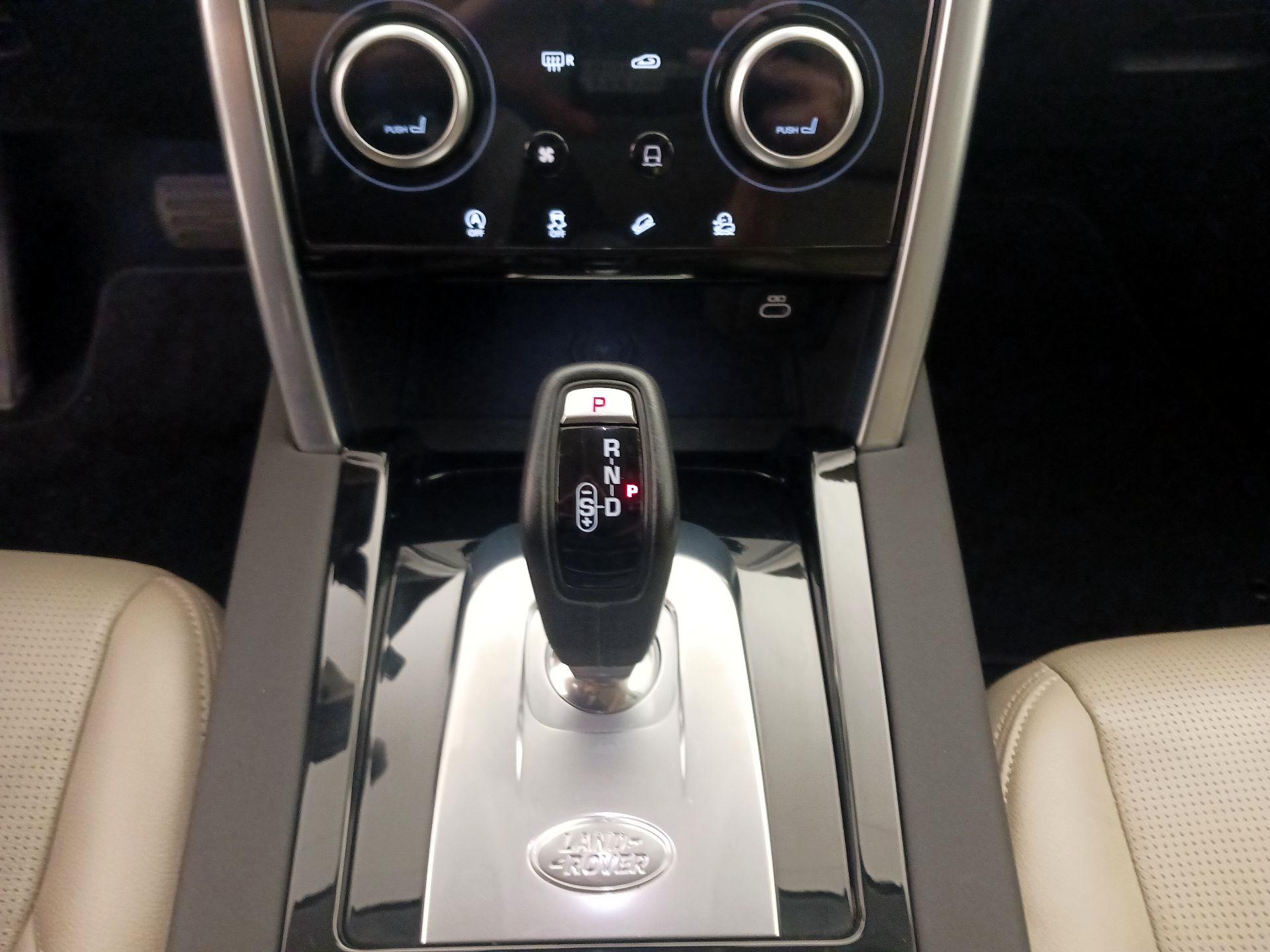 Thumbnail: 2022 Land Rover Discovery Sport - 18