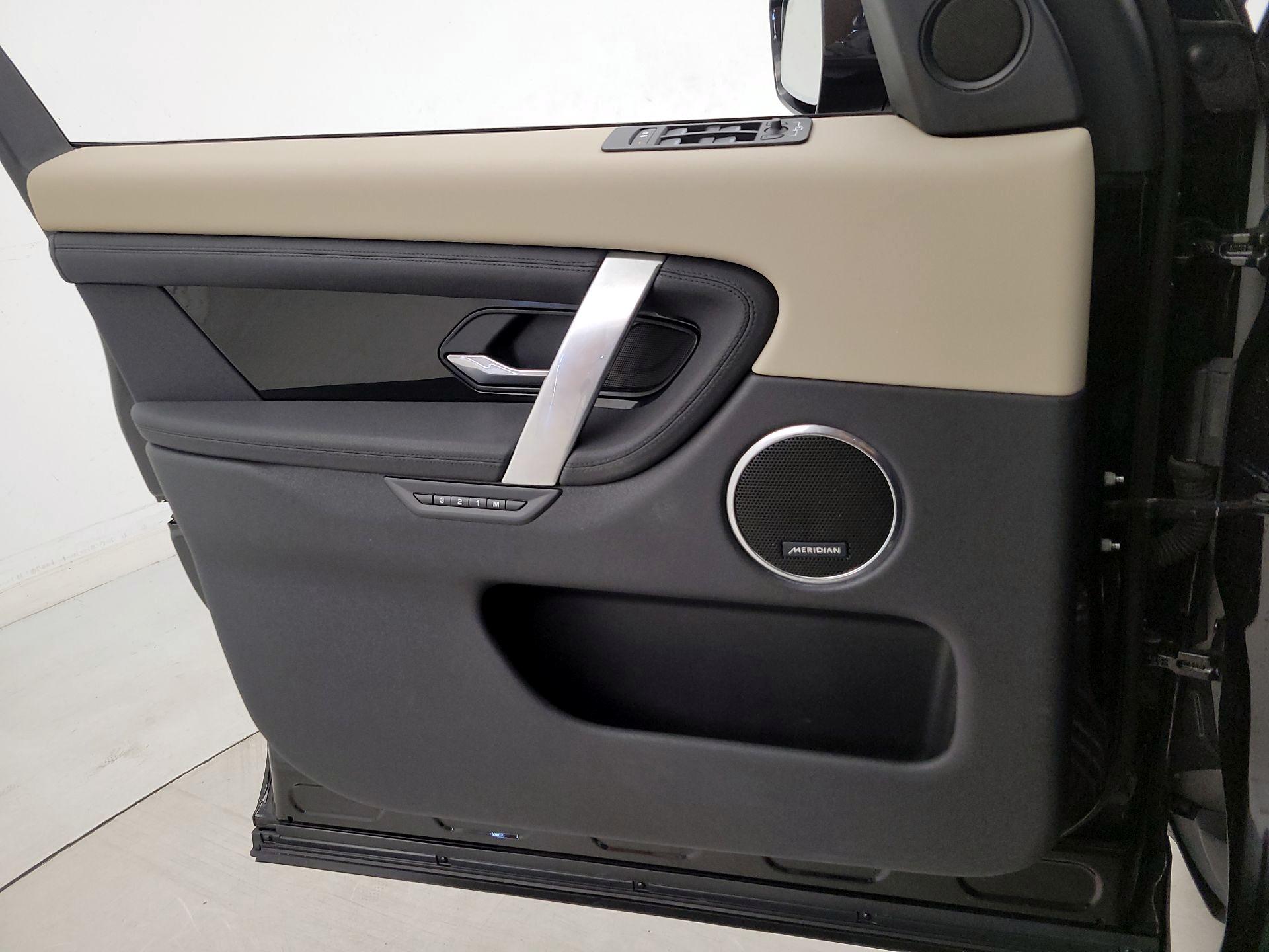 Thumbnail: 2020 Land Rover Discovery Sport - 12