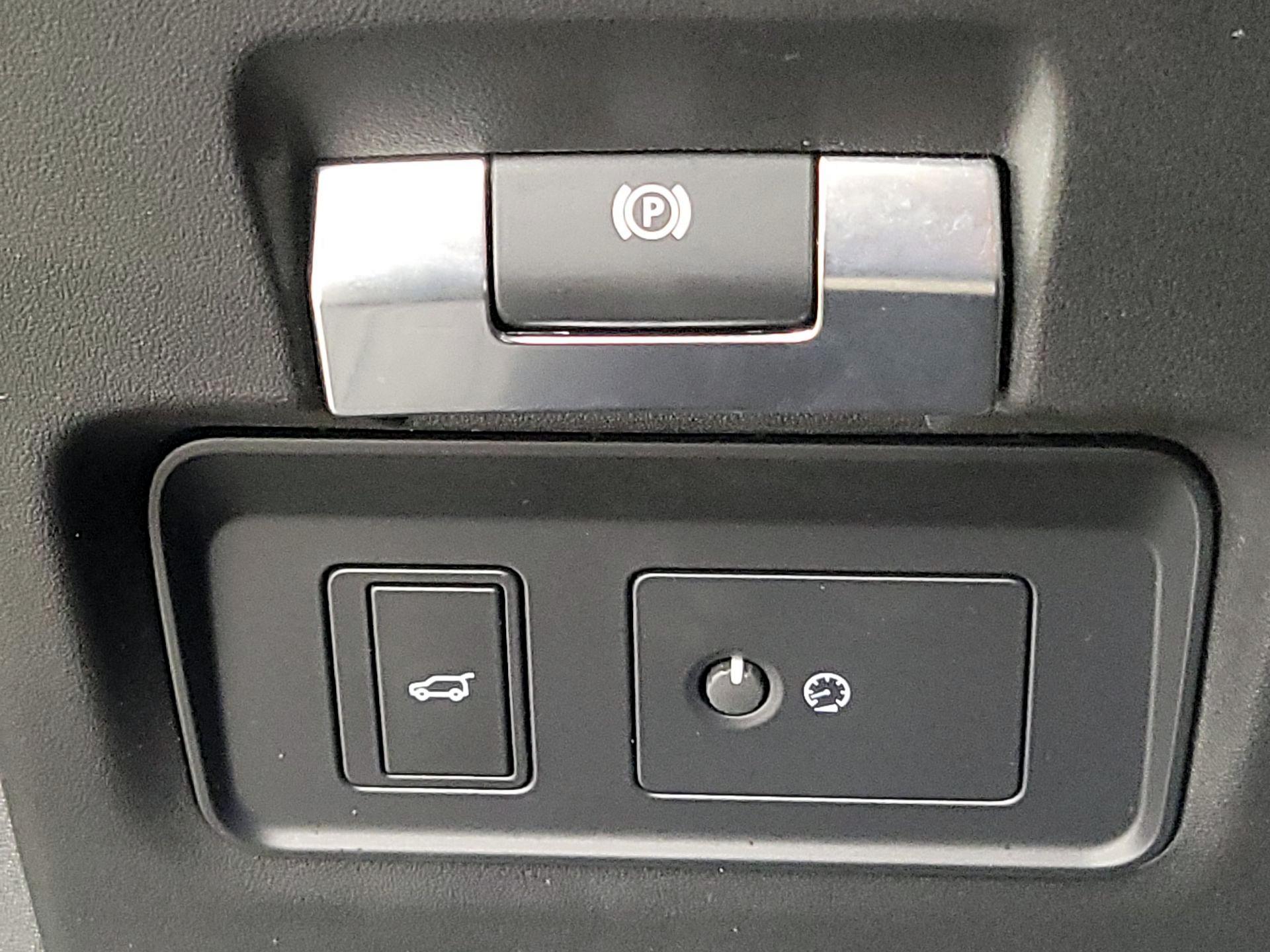 Thumbnail: 2020 Land Rover Discovery Sport - 13