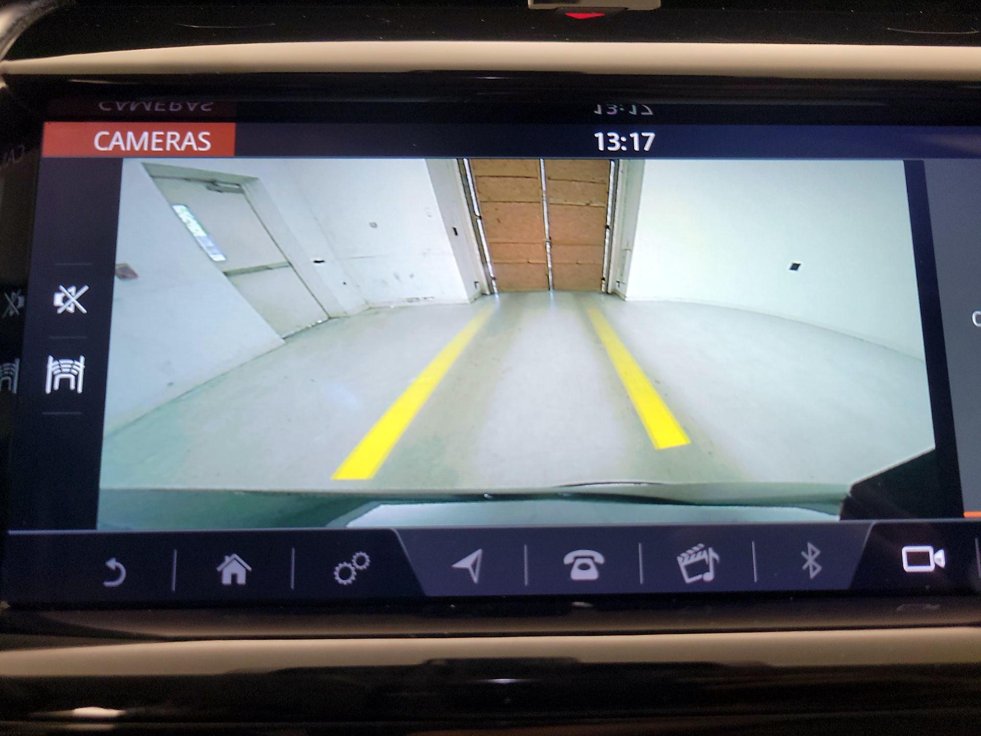 Thumbnail: 2020 Land Rover Discovery Sport - 14