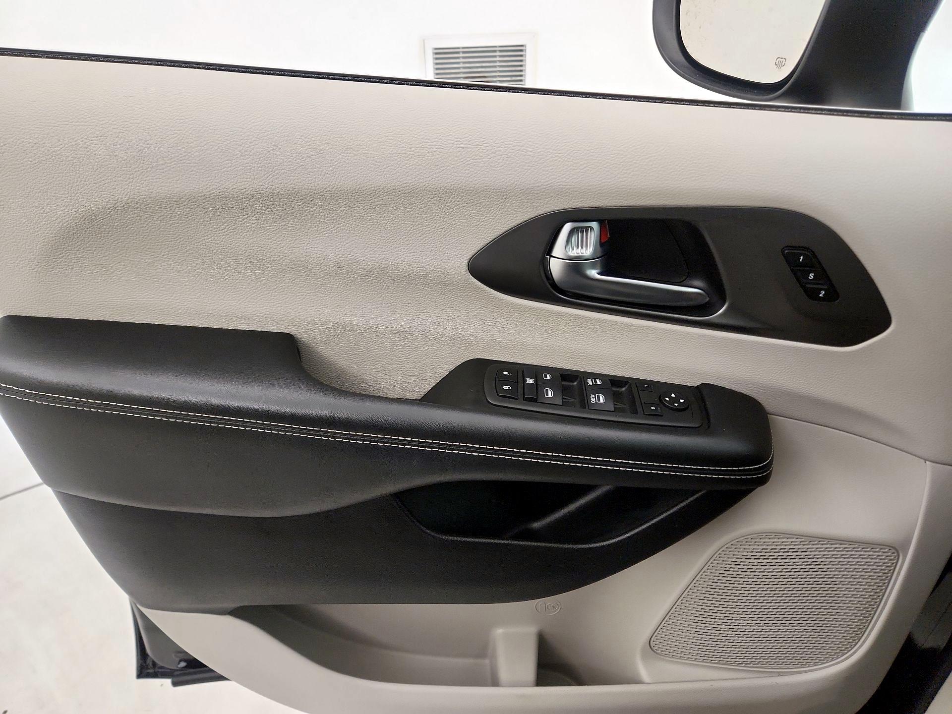 Thumbnail: 2023 Chrysler Pacifica - 12