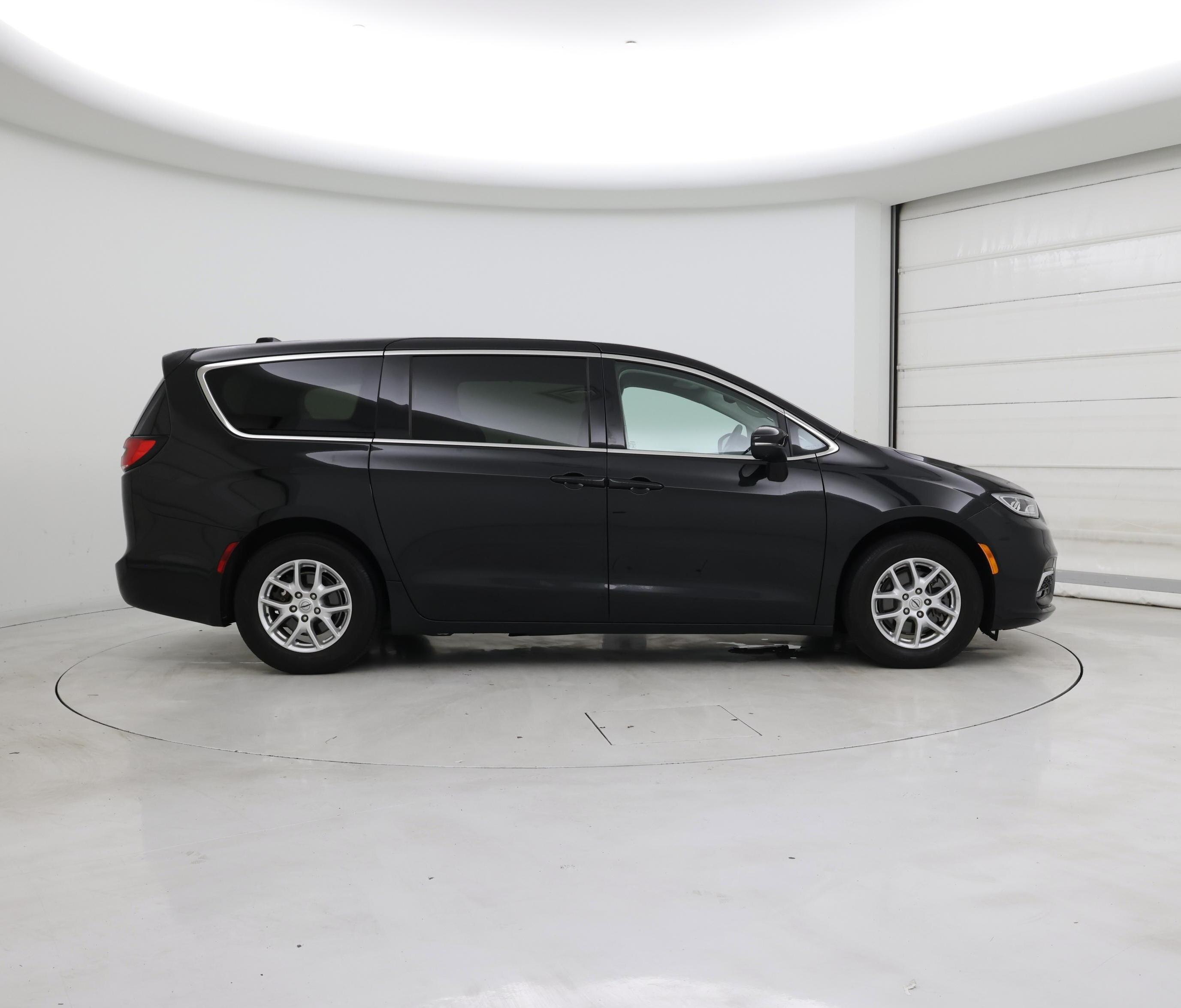 Thumbnail: 2023 Chrysler Pacifica - 7