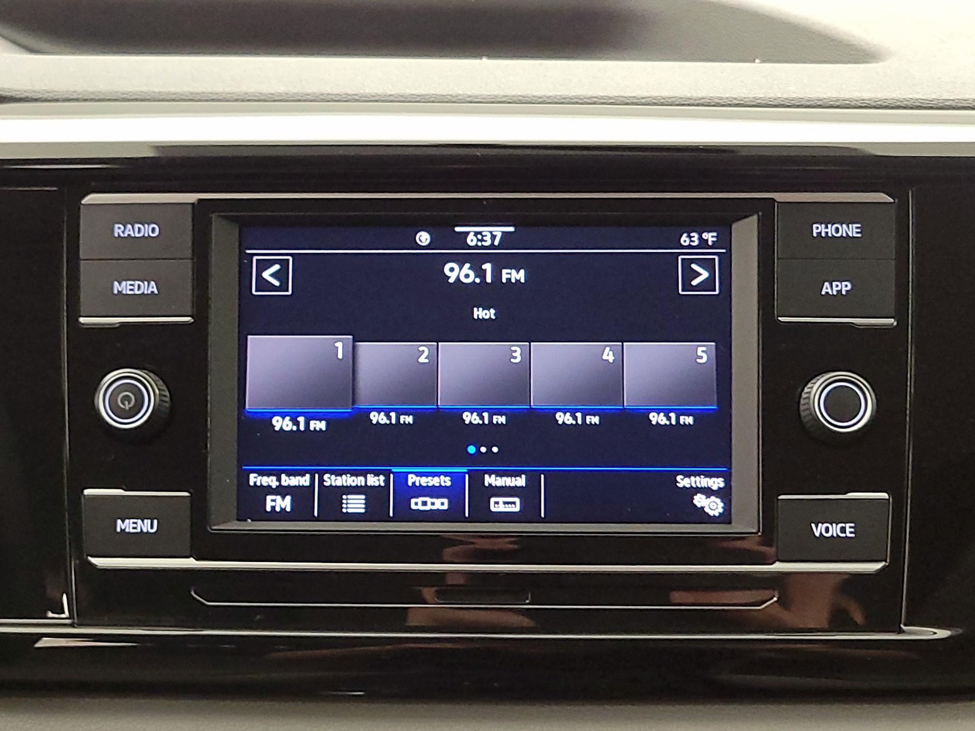 Thumbnail: 2022 Volkswagen Taos - 15