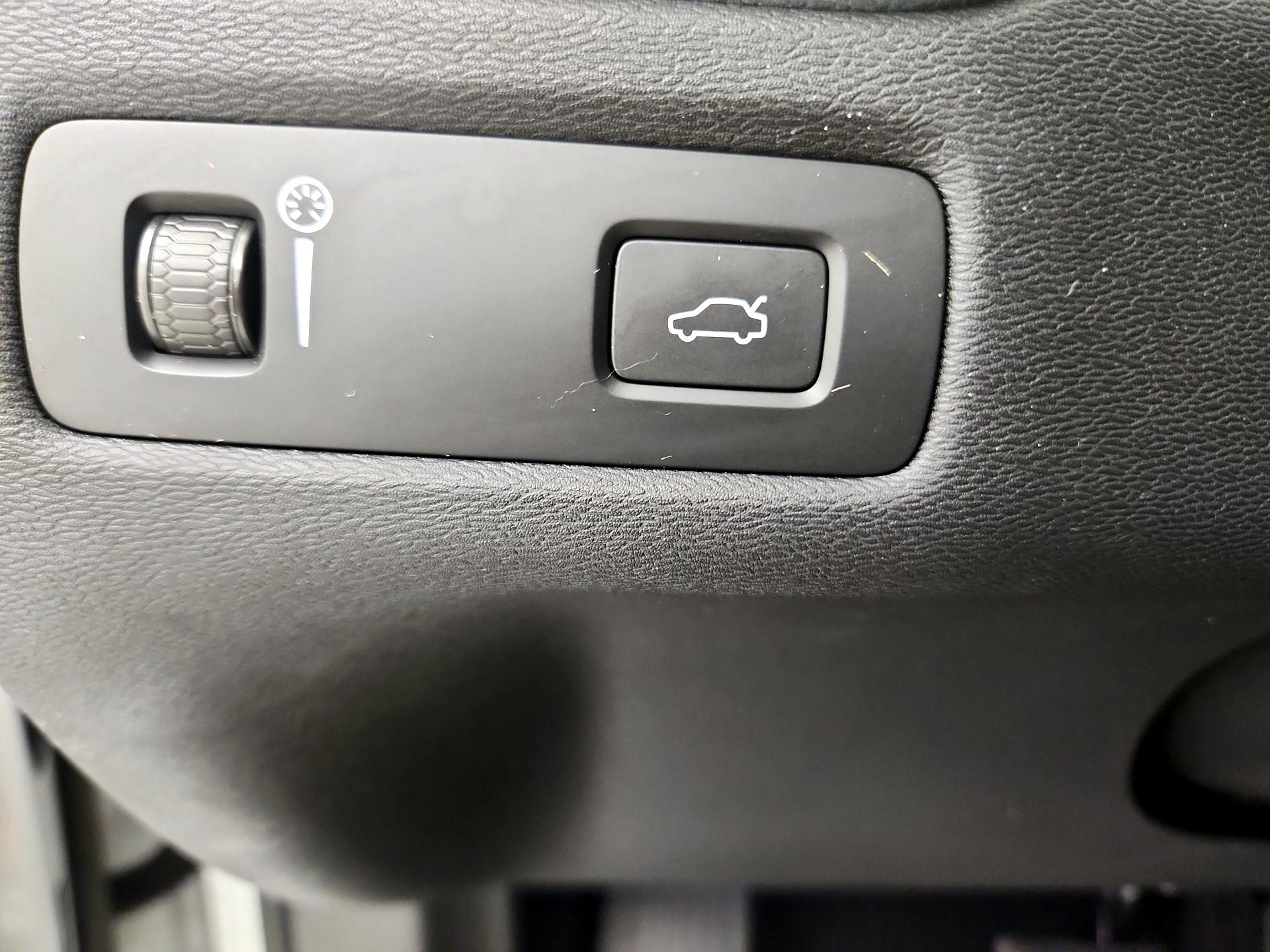 Thumbnail: 2022 Volvo XC60 - 13