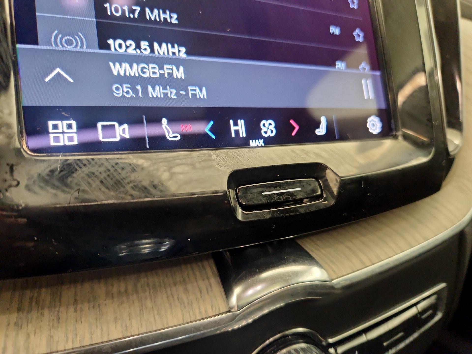 Thumbnail: 2022 Volvo XC60 - 16