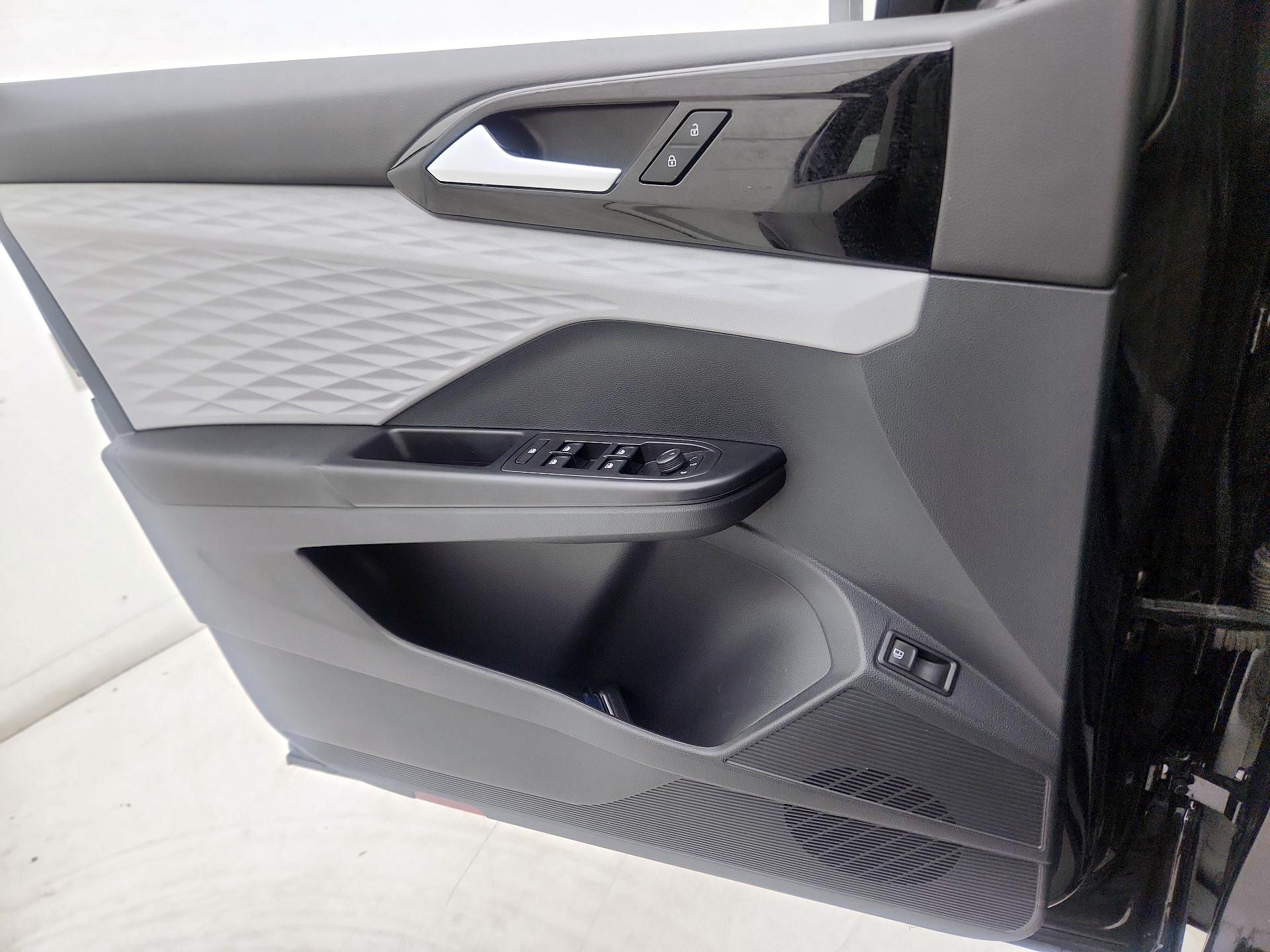 Thumbnail: 2023 Volkswagen Taos - 12