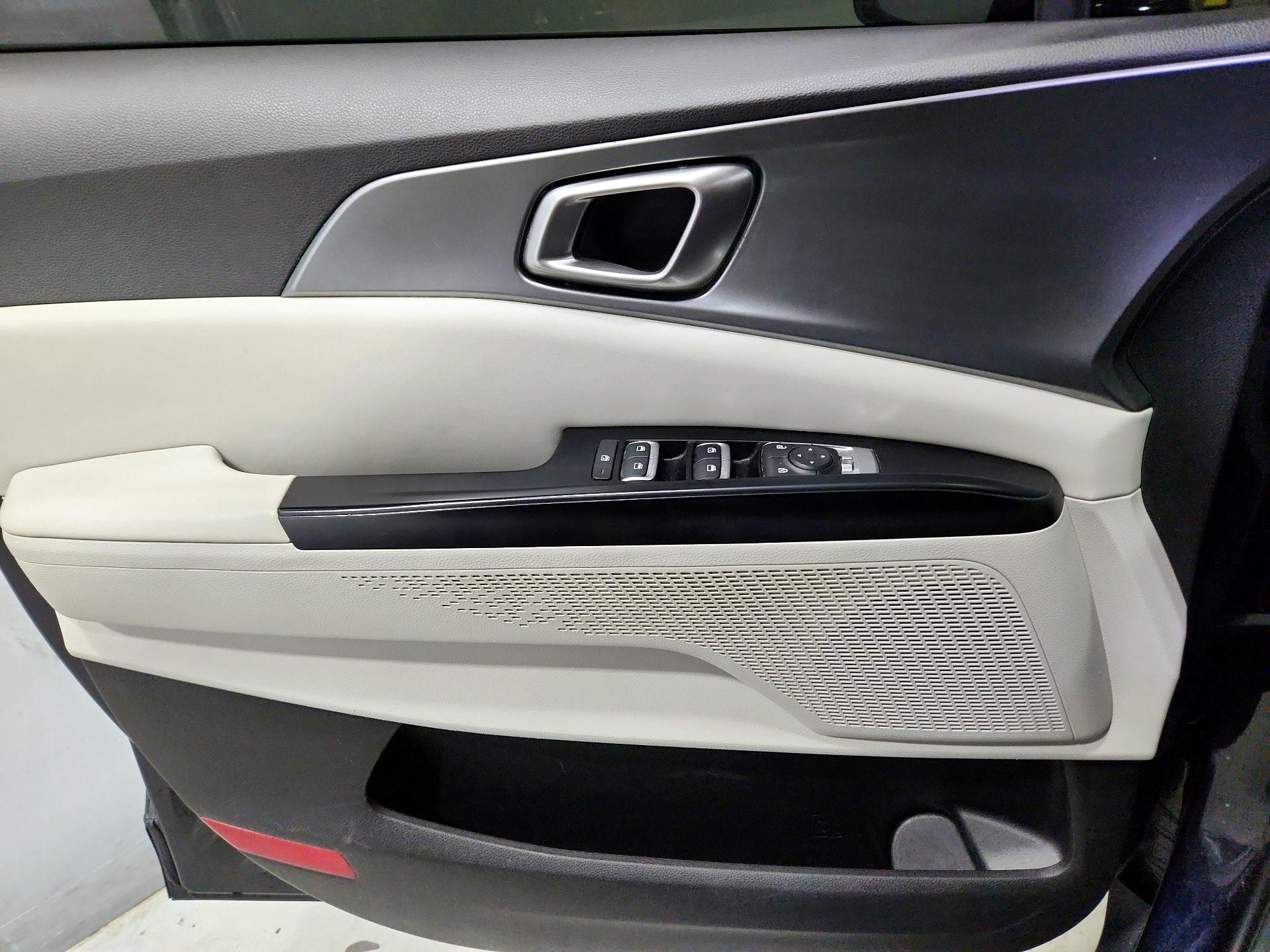 Thumbnail: 2023 Kia Carnival - 12