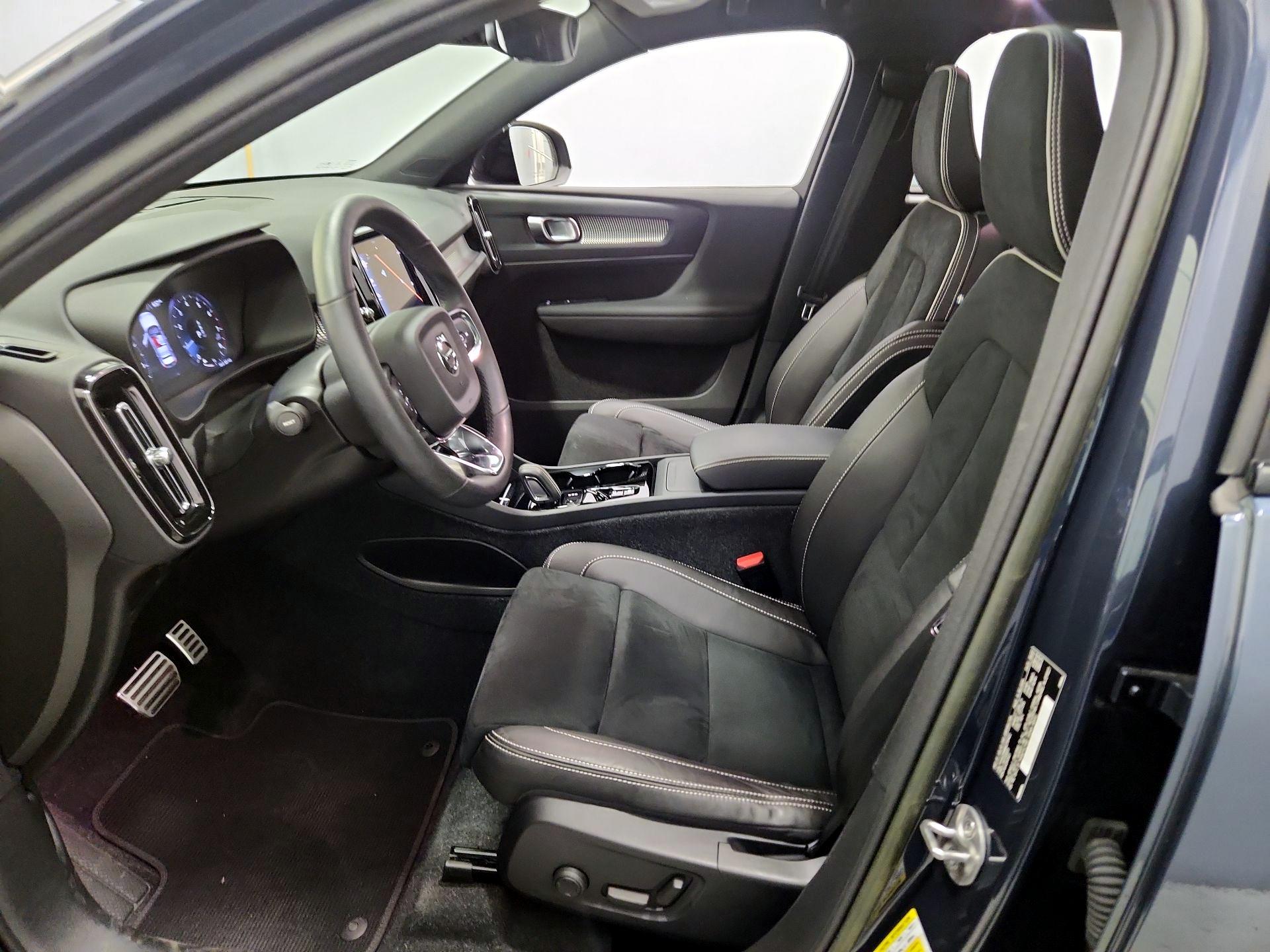 Thumbnail: 2022 Volvo XC40 - 11