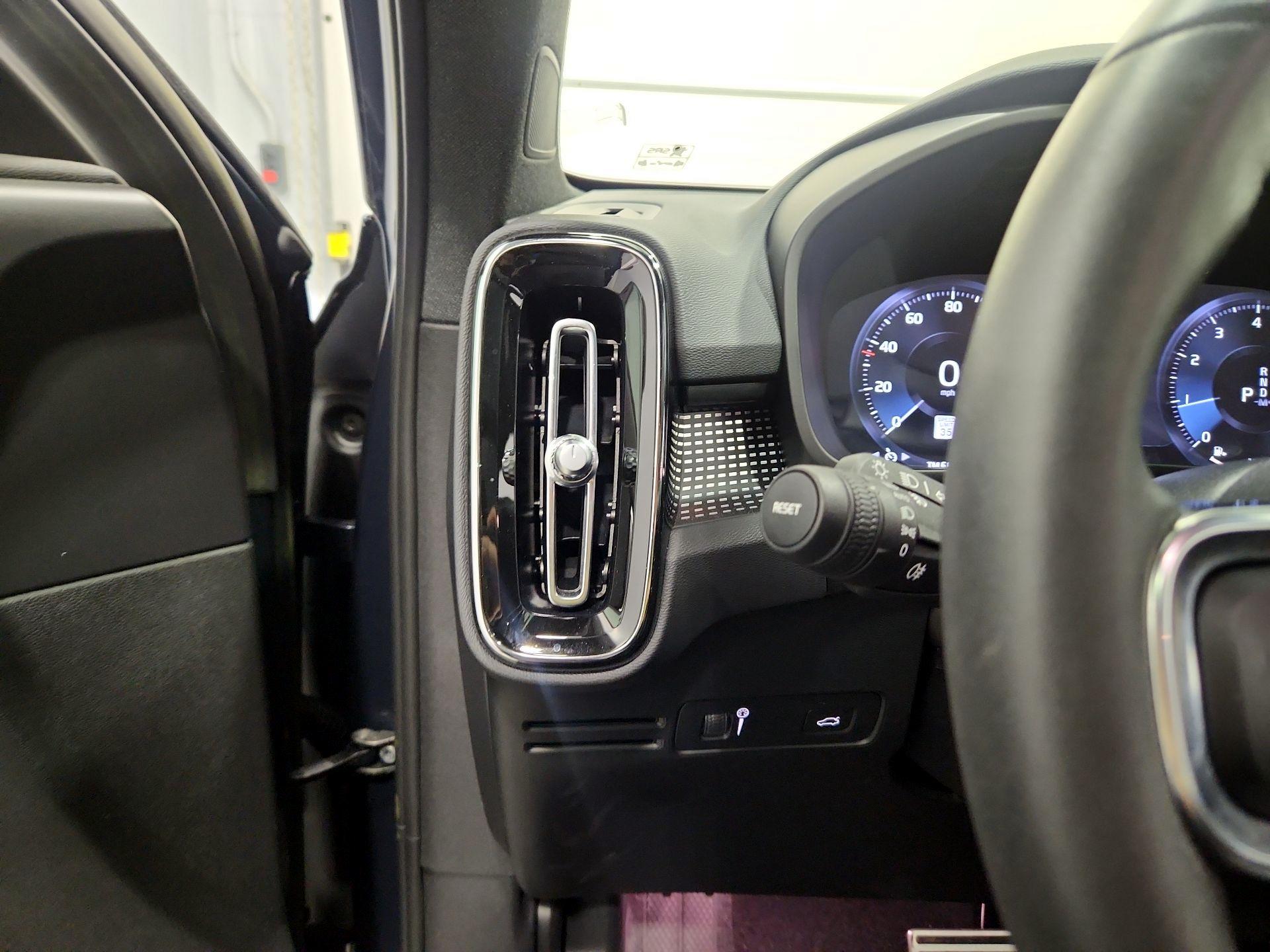 Thumbnail: 2022 Volvo XC40 - 13