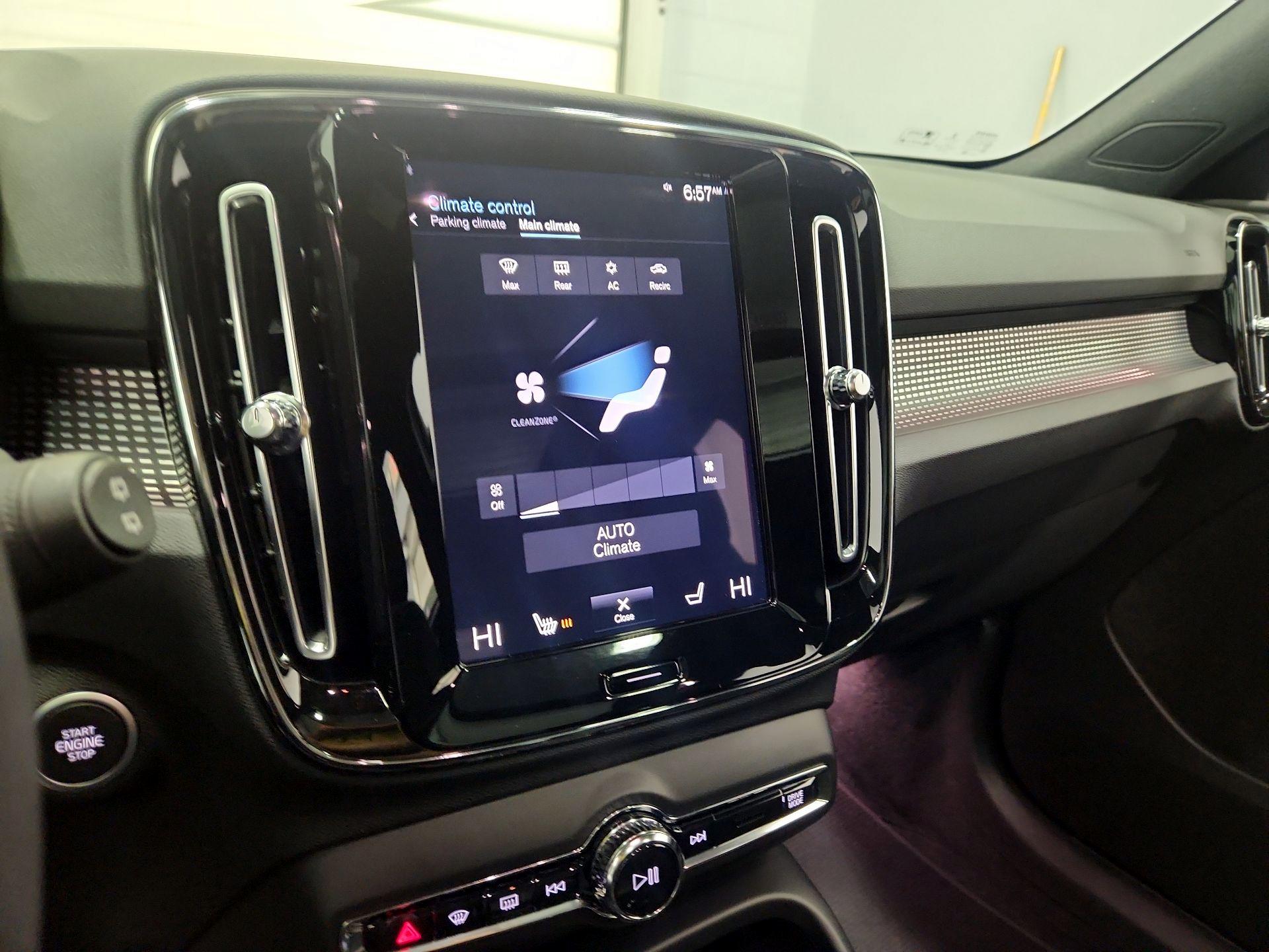 Thumbnail: 2022 Volvo XC40 - 17