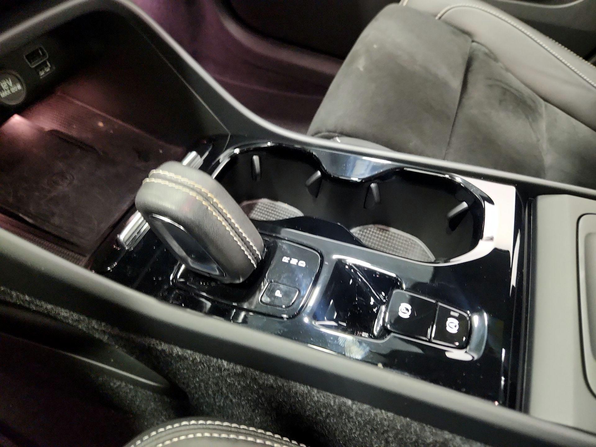 Thumbnail: 2022 Volvo XC40 - 18