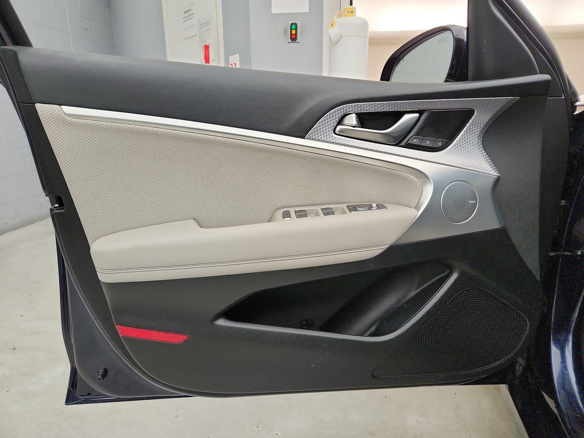 Thumbnail: 2023 Genesis G70 - 12