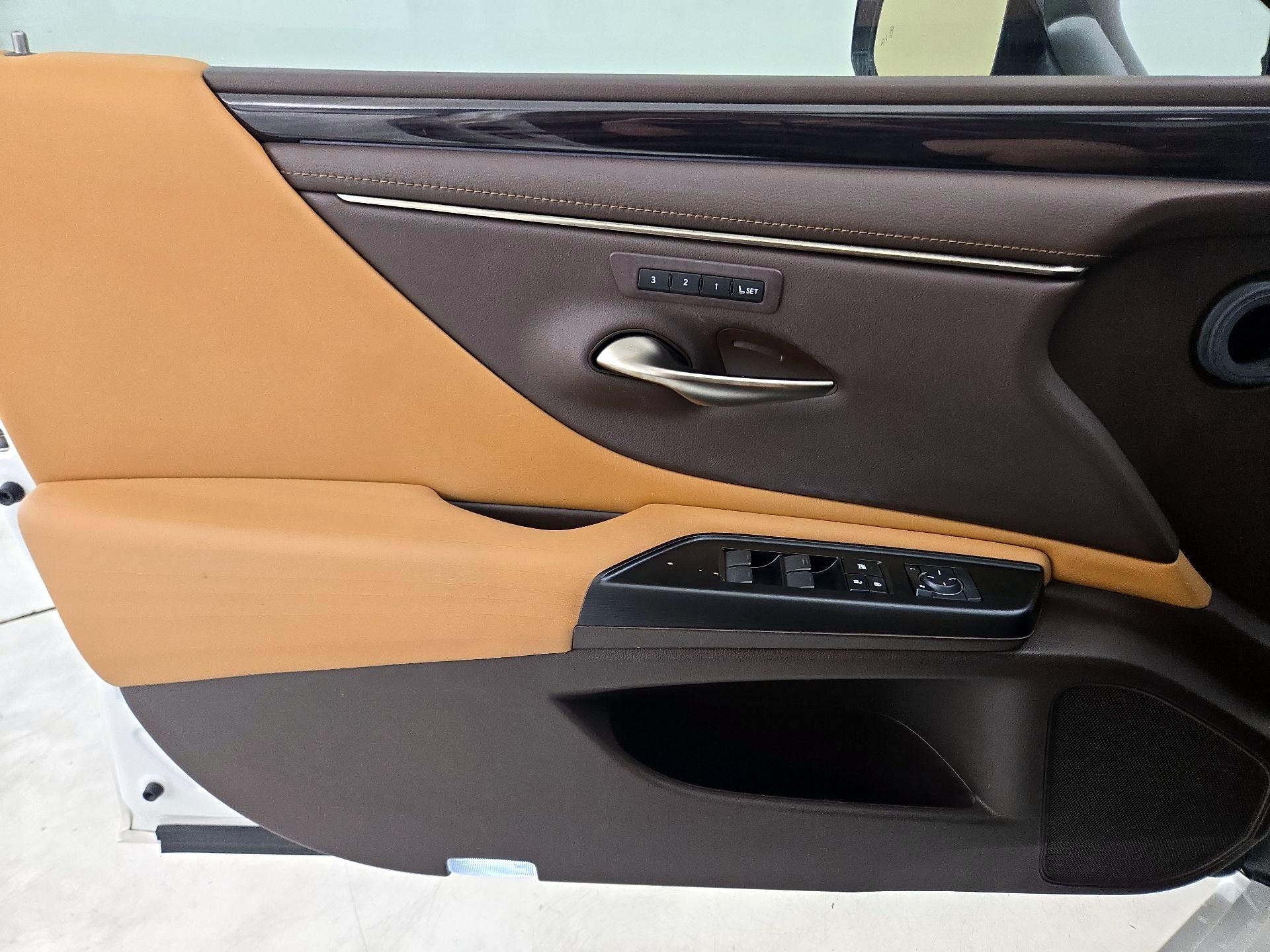 Thumbnail: 2019 Lexus ES - 12