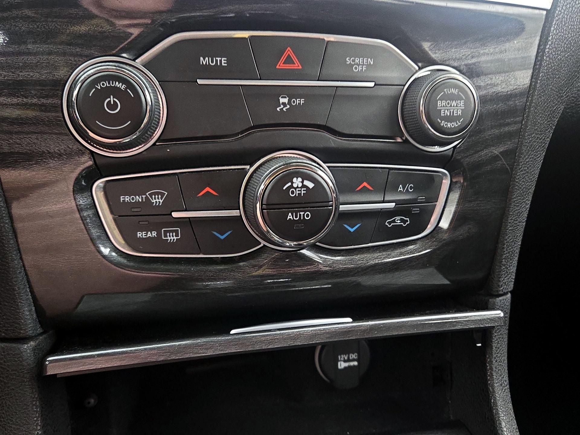 Thumbnail: 2019 Chrysler 300 - 16